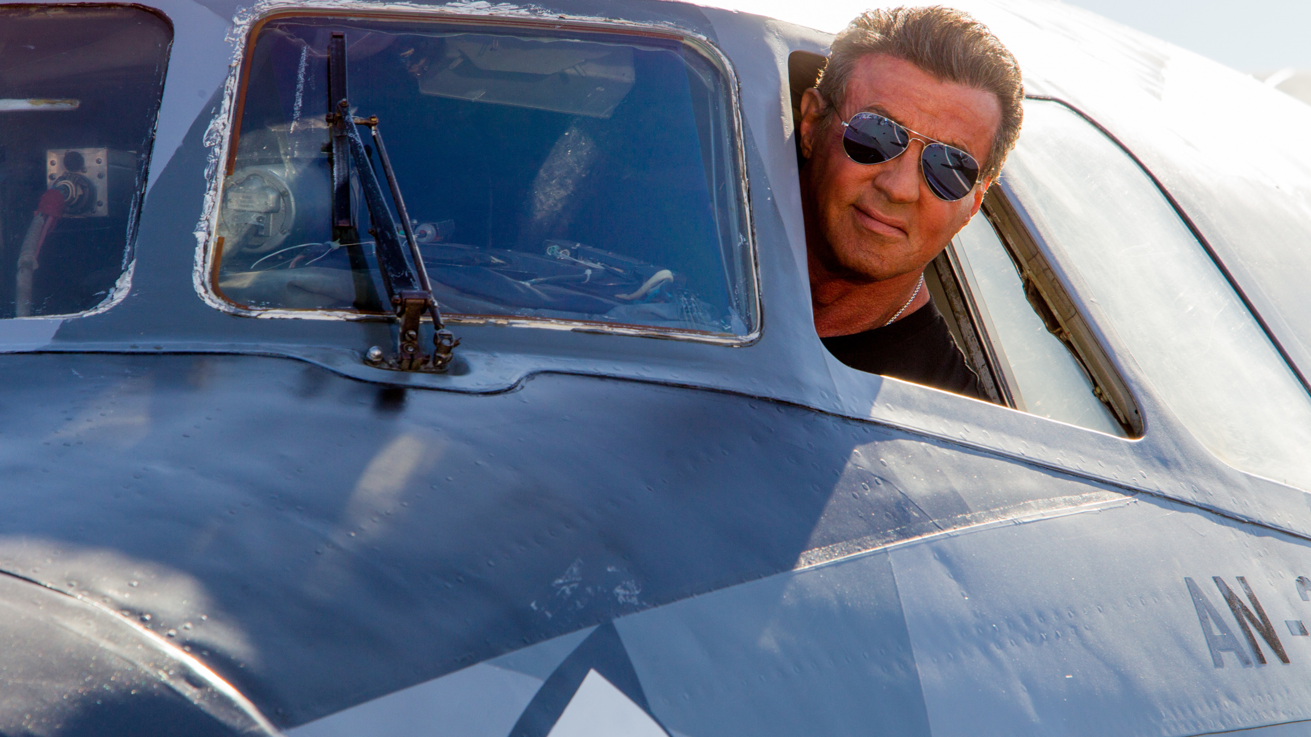 Man in Black Sunglasses and Black Crew Neck Shirt. Wallpaper in 2560x1440 Resolution