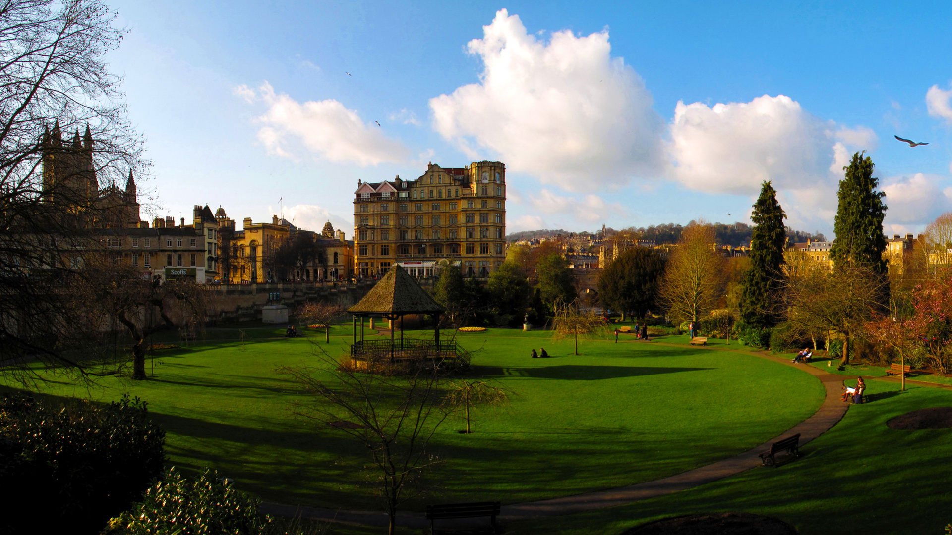 Edificio de Hormigón Marrón Cerca Del Campo de Hierba Verde Bajo Las Nubes Blancas y el Cielo Azul Durante el Día. Wallpaper in 1920x1080 Resolution