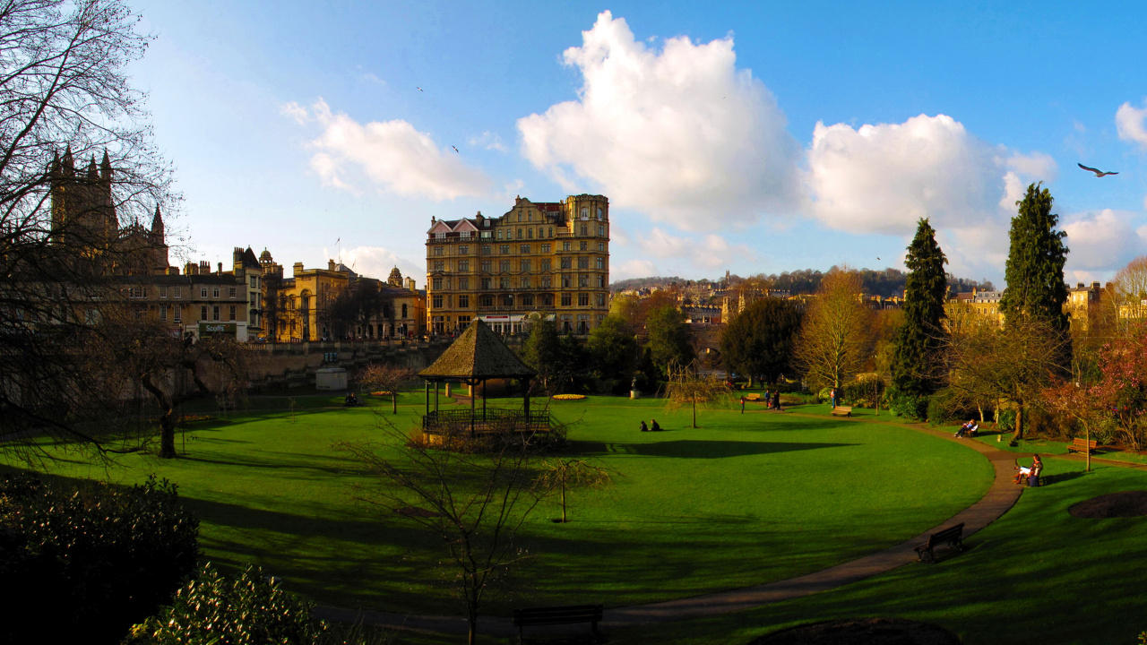 Bâtiment en Béton Brun Près D'un Champ D'herbe Verte Sous Des Nuages Blancs et un Ciel Bleu Pendant la Journée. Wallpaper in 1280x720 Resolution