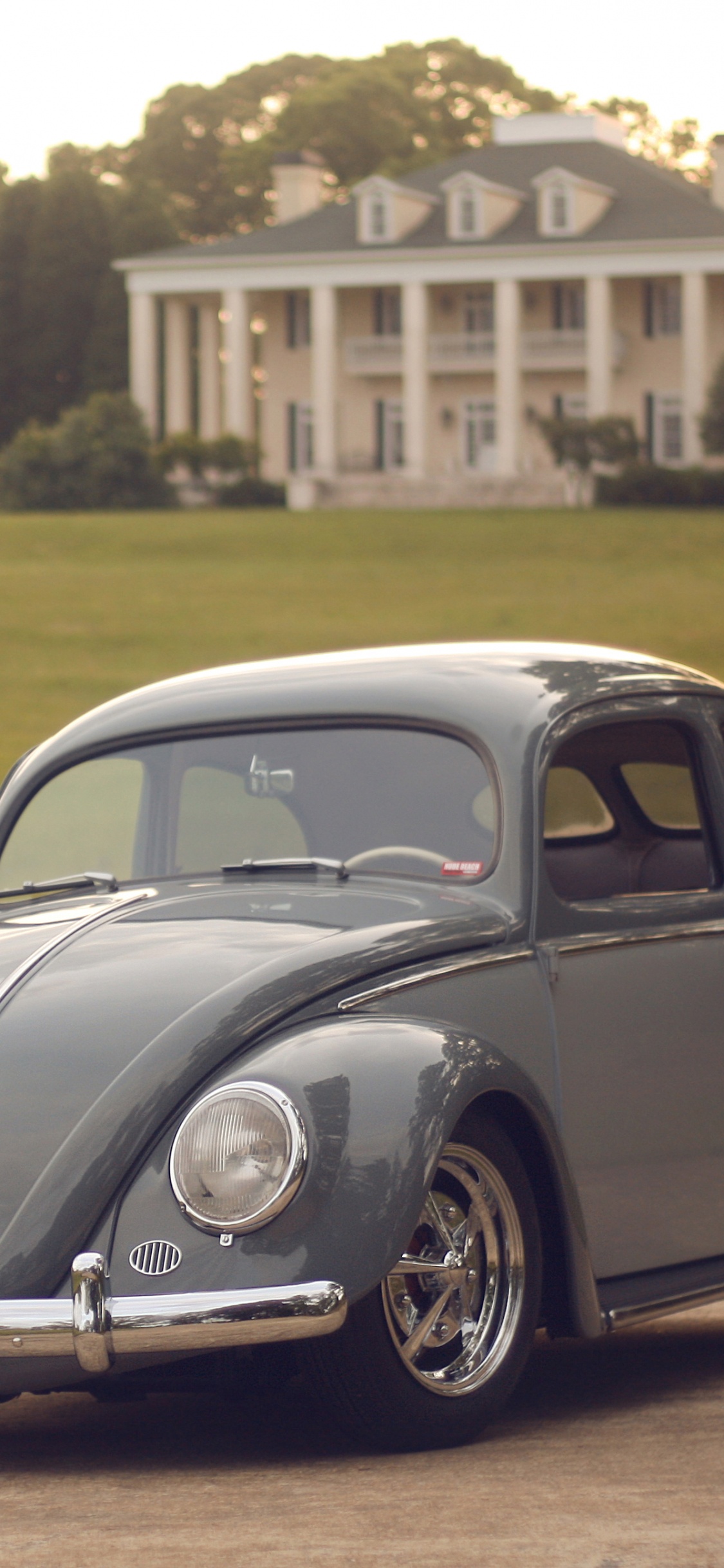 Volkswagen Beetle Negro Sobre el Campo de Hierba Verde Durante el Día. Wallpaper in 1125x2436 Resolution