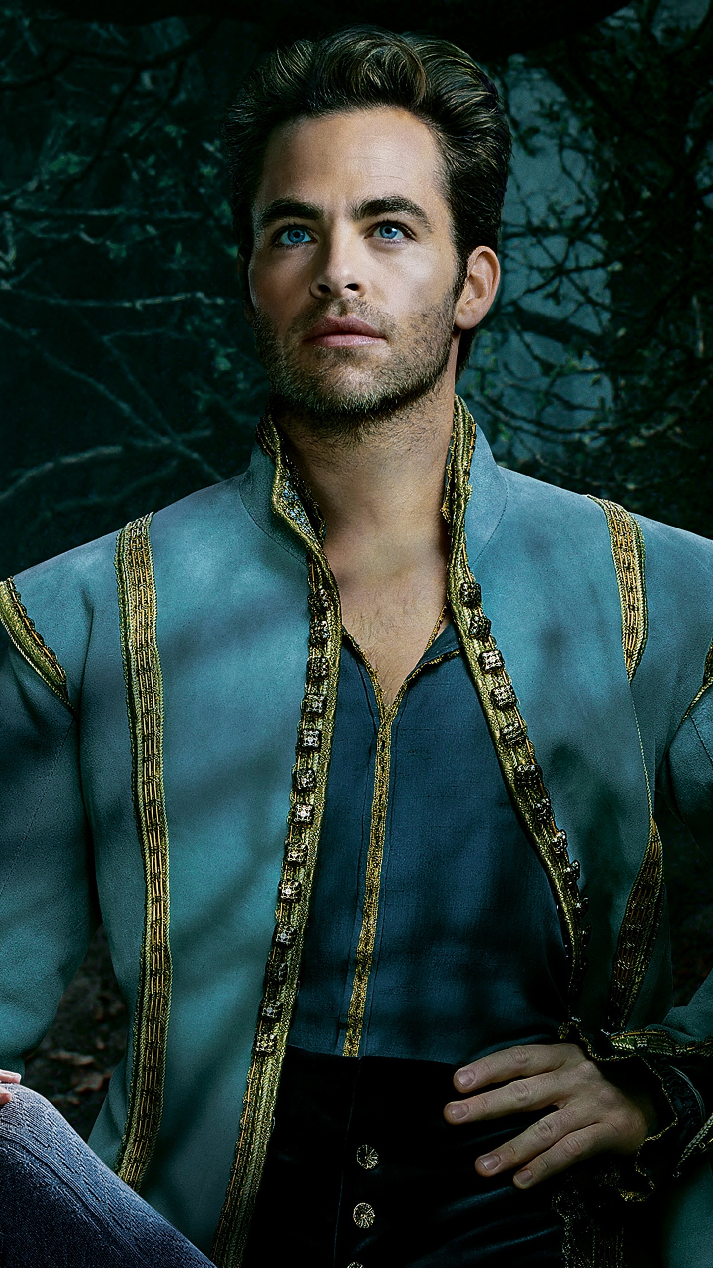 Mann in Blauer Jeans Neben Frau in Orangefarbenem Langarmhemd. Wallpaper in 1440x2560 Resolution