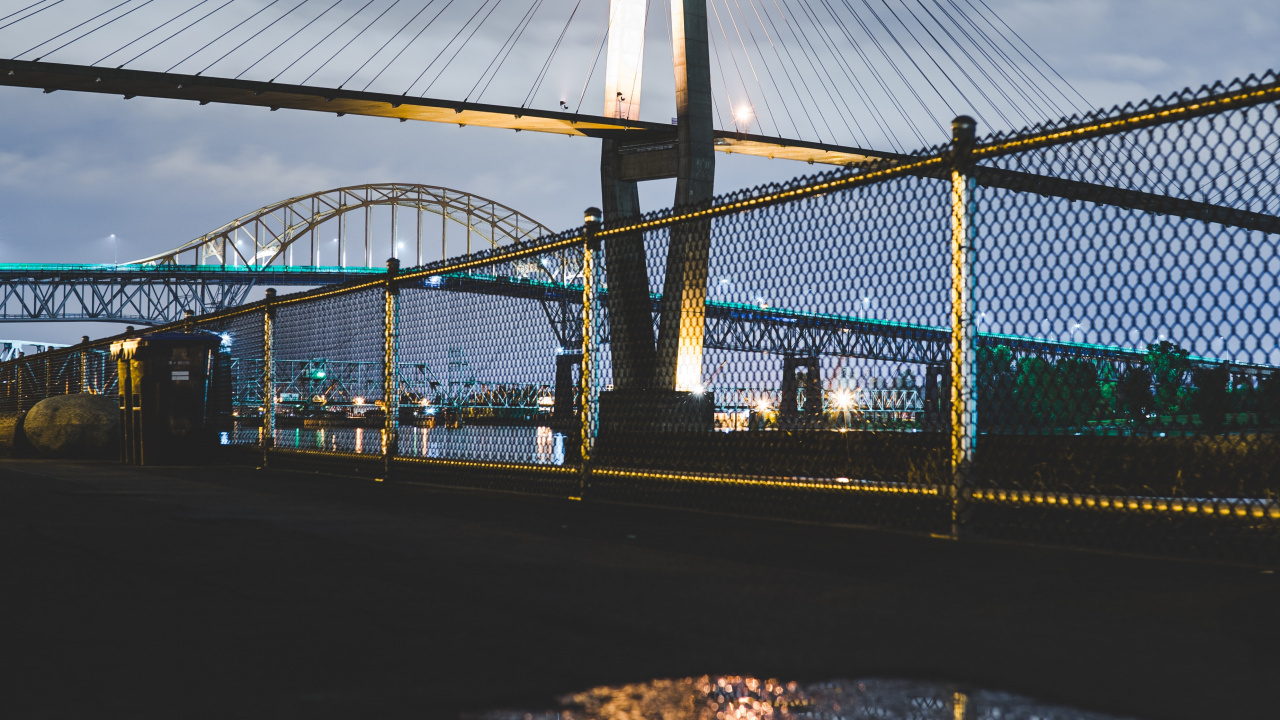 Brücke Über Wasser Während Der Nacht Night. Wallpaper in 1280x720 Resolution
