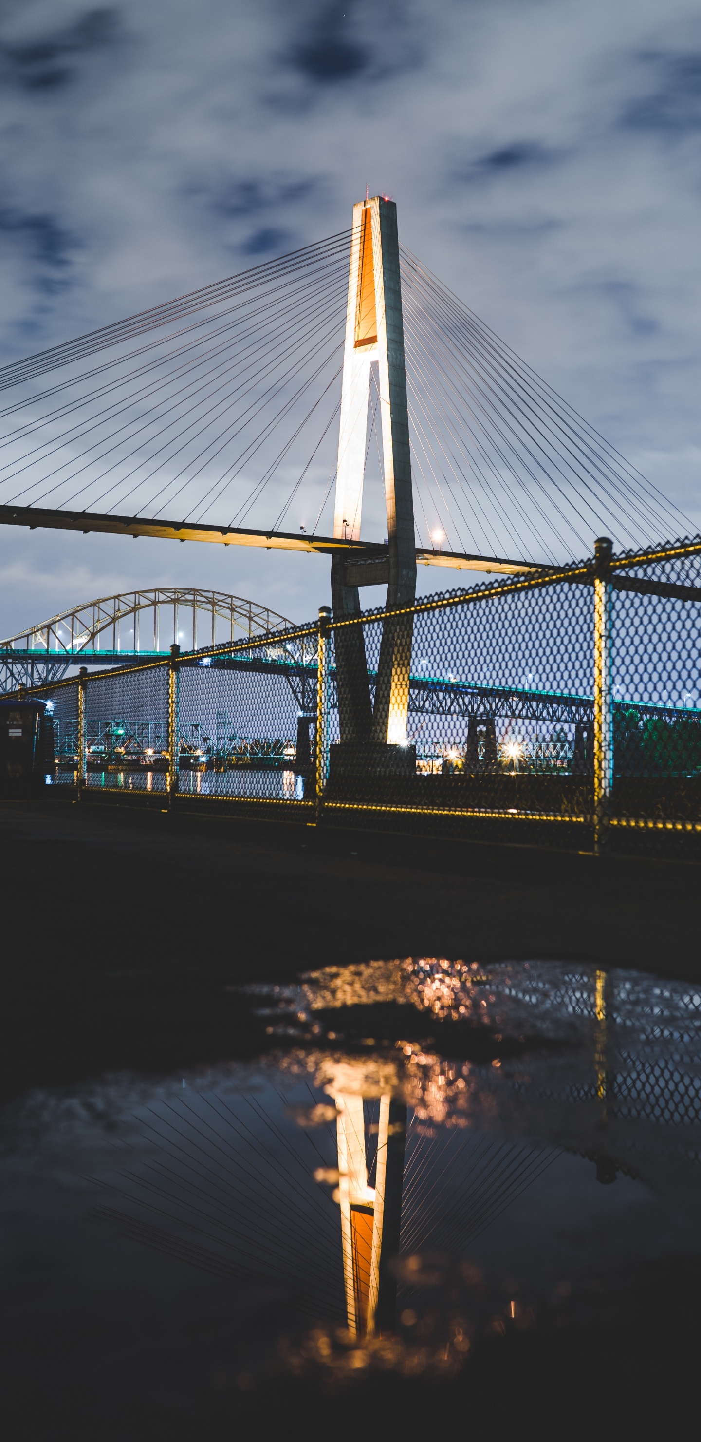 Brücke Über Wasser Während Der Nacht Night. Wallpaper in 1440x2960 Resolution