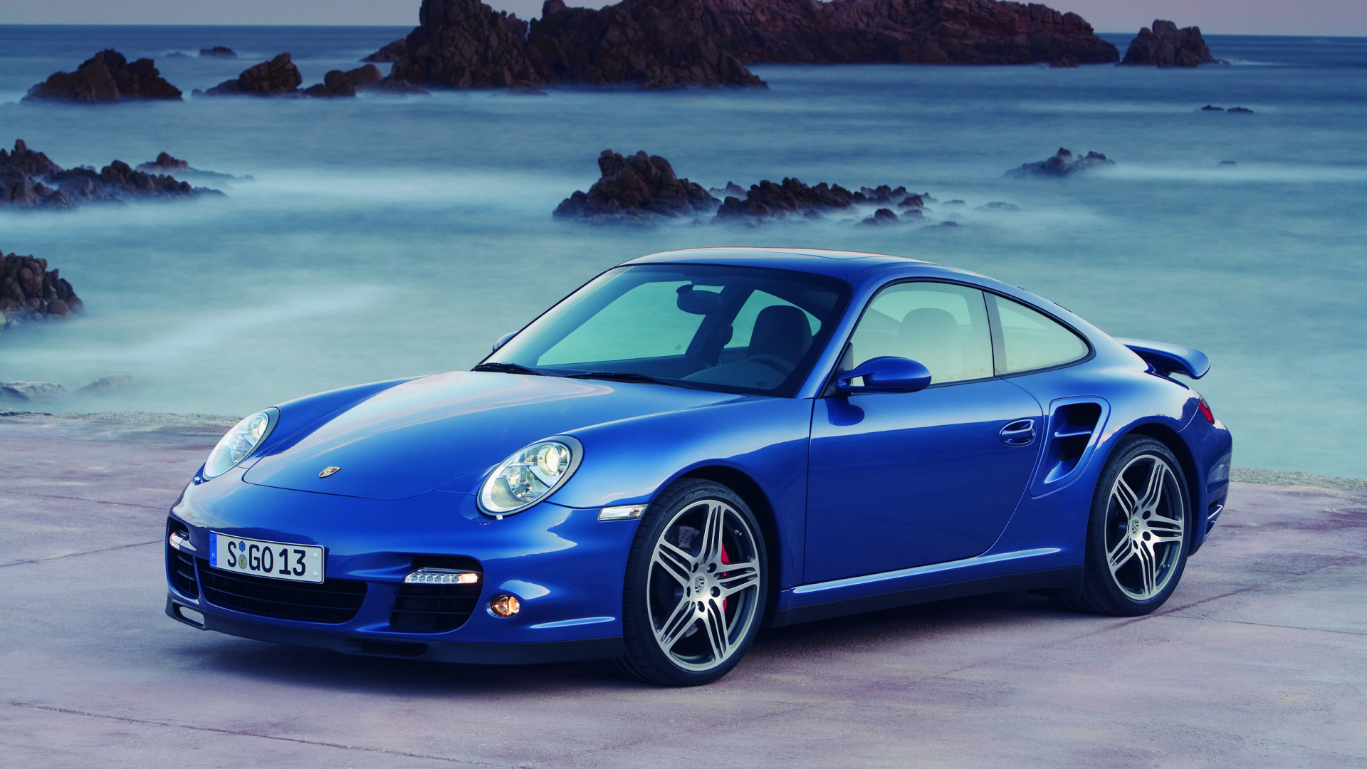 BMW m 3 Coupé Bleu Sur le Rivage de la Plage Pendant la Journée. Wallpaper in 1920x1080 Resolution