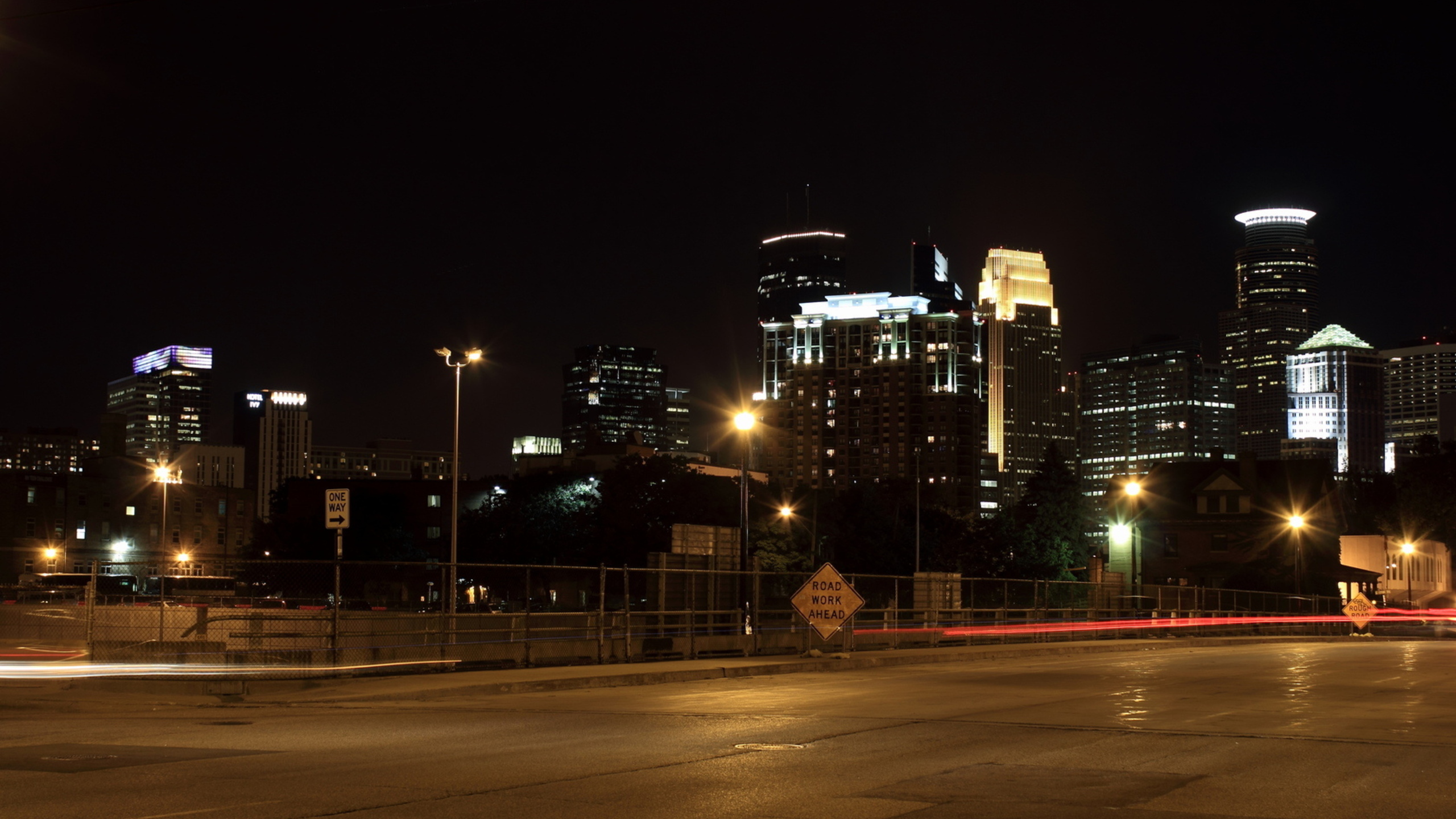 Stadtgebäude Während Der Nacht. Wallpaper in 2560x1440 Resolution