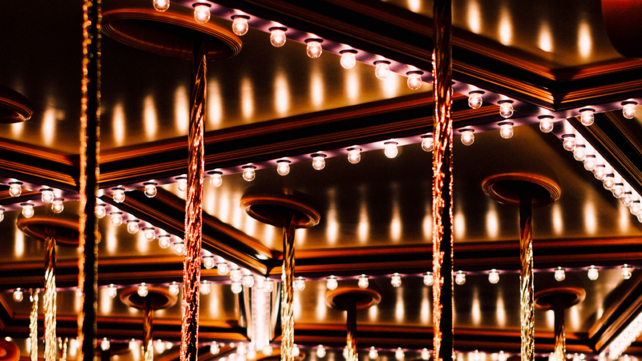 Étagères en Bois Marron Avec Des Lumières. Wallpaper in 1280x720 Resolution