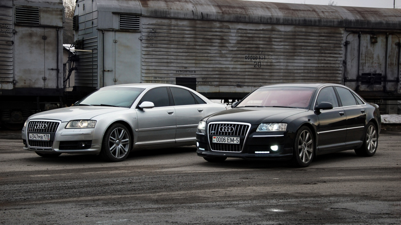 Silberne Audi Limousine Parkte Neben Braunem Ziegelbau. Wallpaper in 1280x720 Resolution