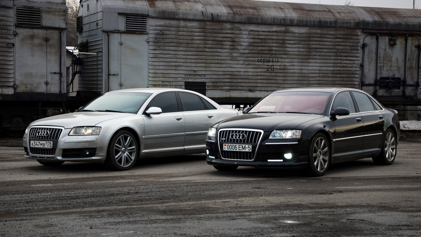 Silberne Audi Limousine Parkte Neben Braunem Ziegelbau. Wallpaper in 1366x768 Resolution