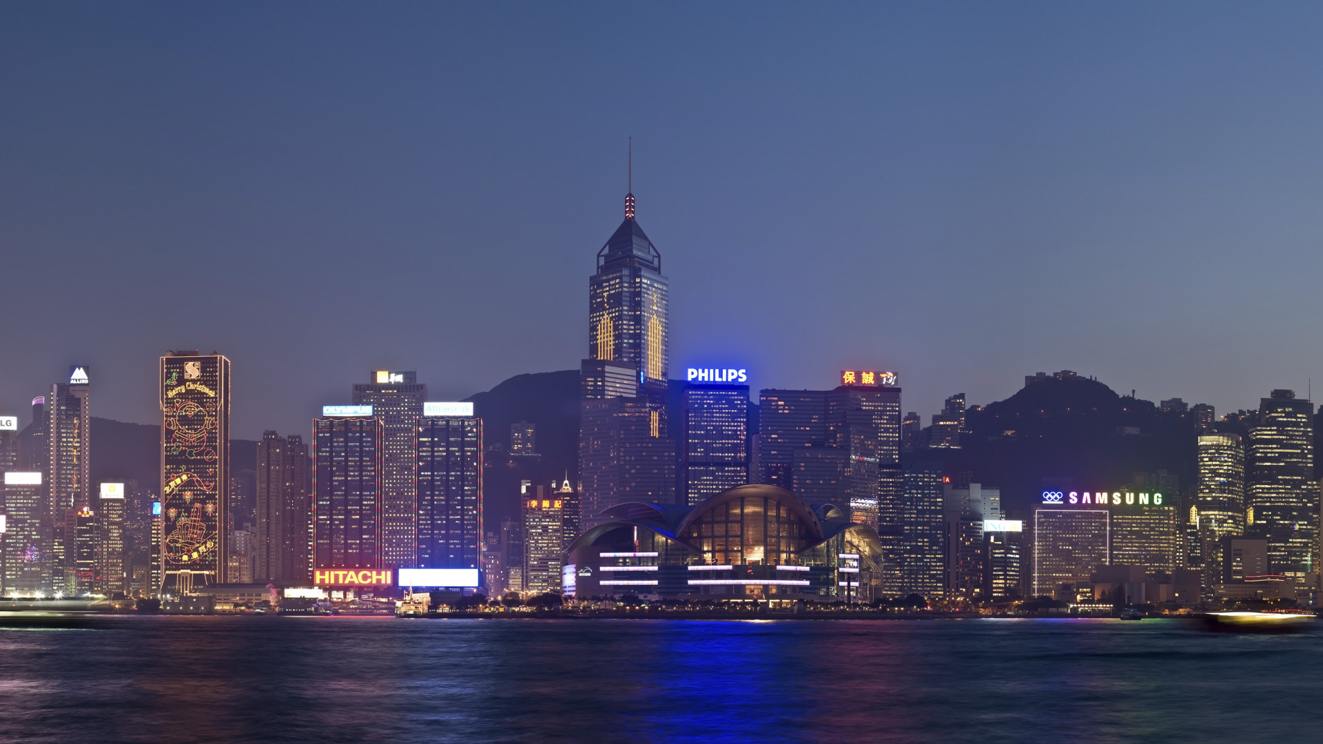 Skyline Der Stadt in Der Nähe Von Gewässern Während Der Nacht. Wallpaper in 1920x1080 Resolution