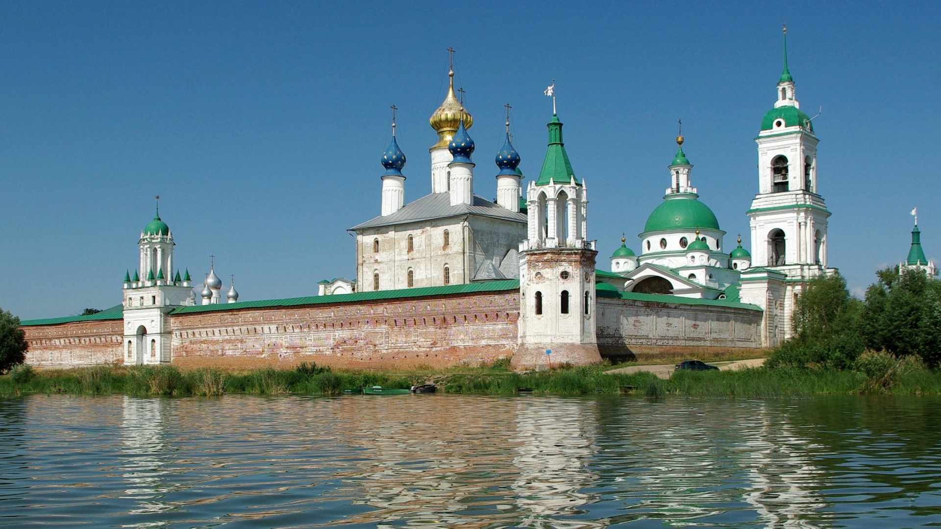 Edificio de Hormigón Blanco y Marrón Cerca Del Cuerpo de Agua Durante el Día. Wallpaper in 1920x1080 Resolution