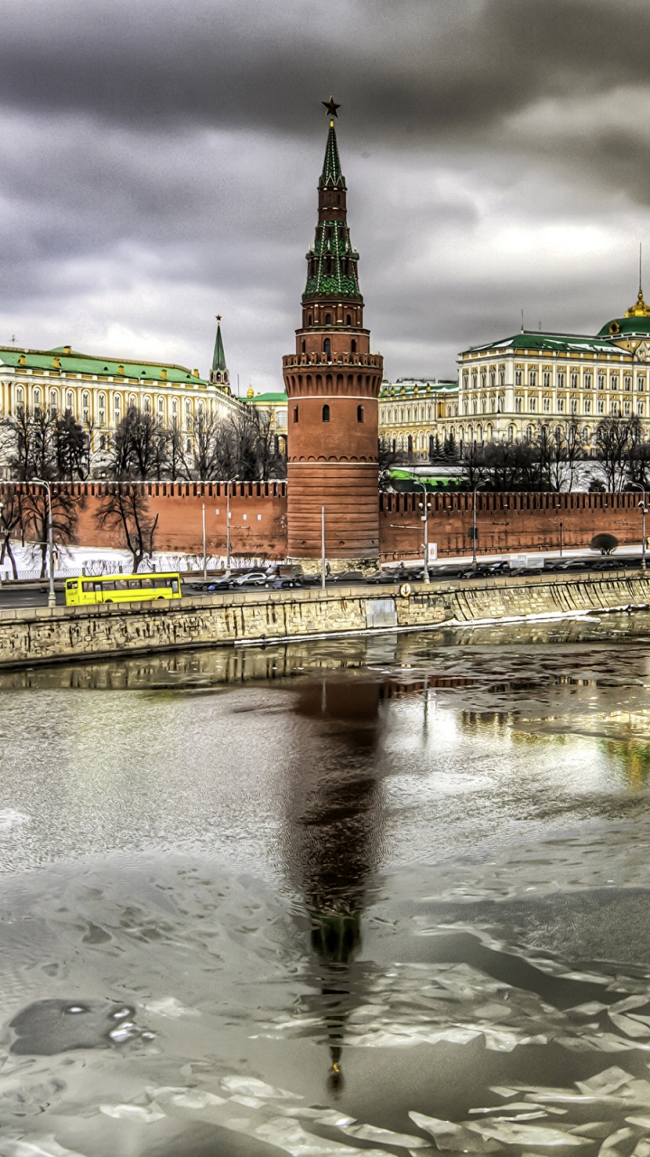 Bâtiment en Béton Marron et Vert. Wallpaper in 720x1280 Resolution