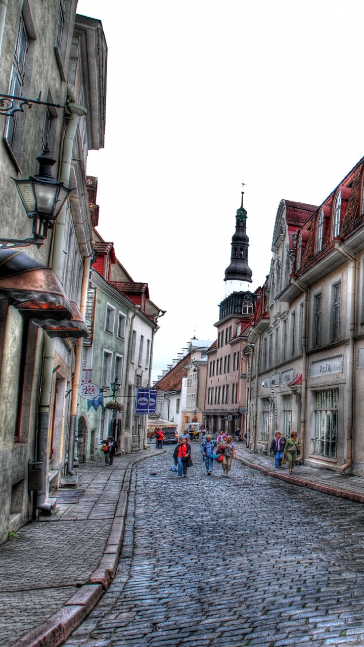 Menschen, Die Tagsüber Auf Der Straße in Der Nähe Des Braun-weißen Betongebäudes Spazieren Gehen. Wallpaper in 720x1280 Resolution