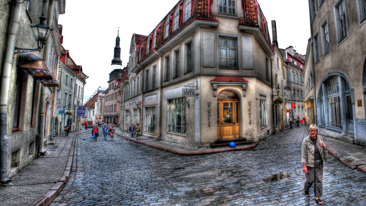 Personnes Marchant Dans la Rue Près D'un Bâtiment en Béton Marron et Blanc Pendant la Journée. Wallpaper in 1280x720 Resolution