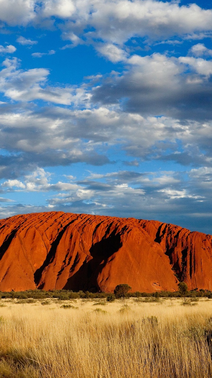 Montagne Brune Sous Ciel Bleu Pendant la Journée. Wallpaper in 720x1280 Resolution