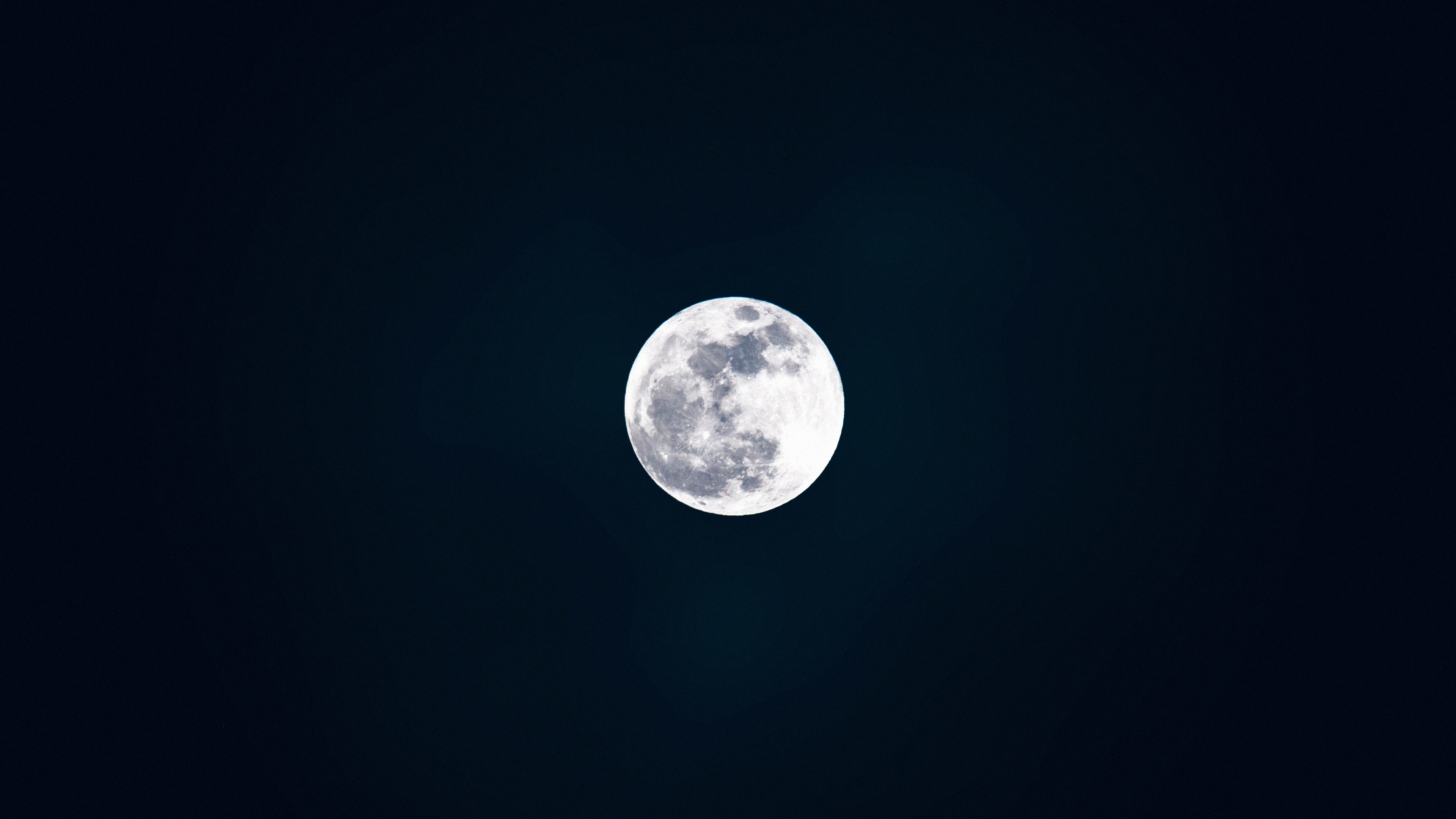 Pleine Lune Dans le Ciel Nocturne. Wallpaper in 3840x2160 Resolution
