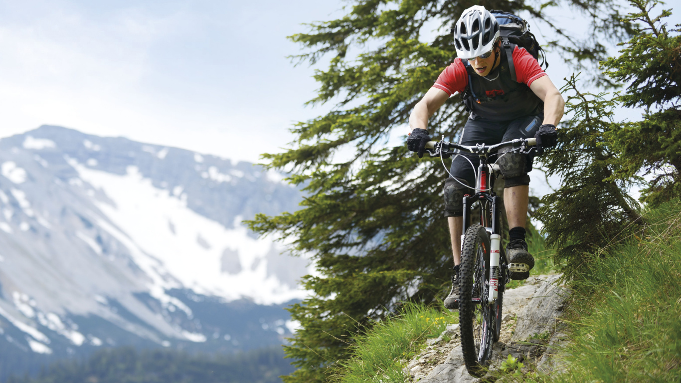 Mann im Schwarzen Hemd, Das Tagsüber Schwarzes Mountainbike Auf Grüner Wiese Fährt. Wallpaper in 1366x768 Resolution