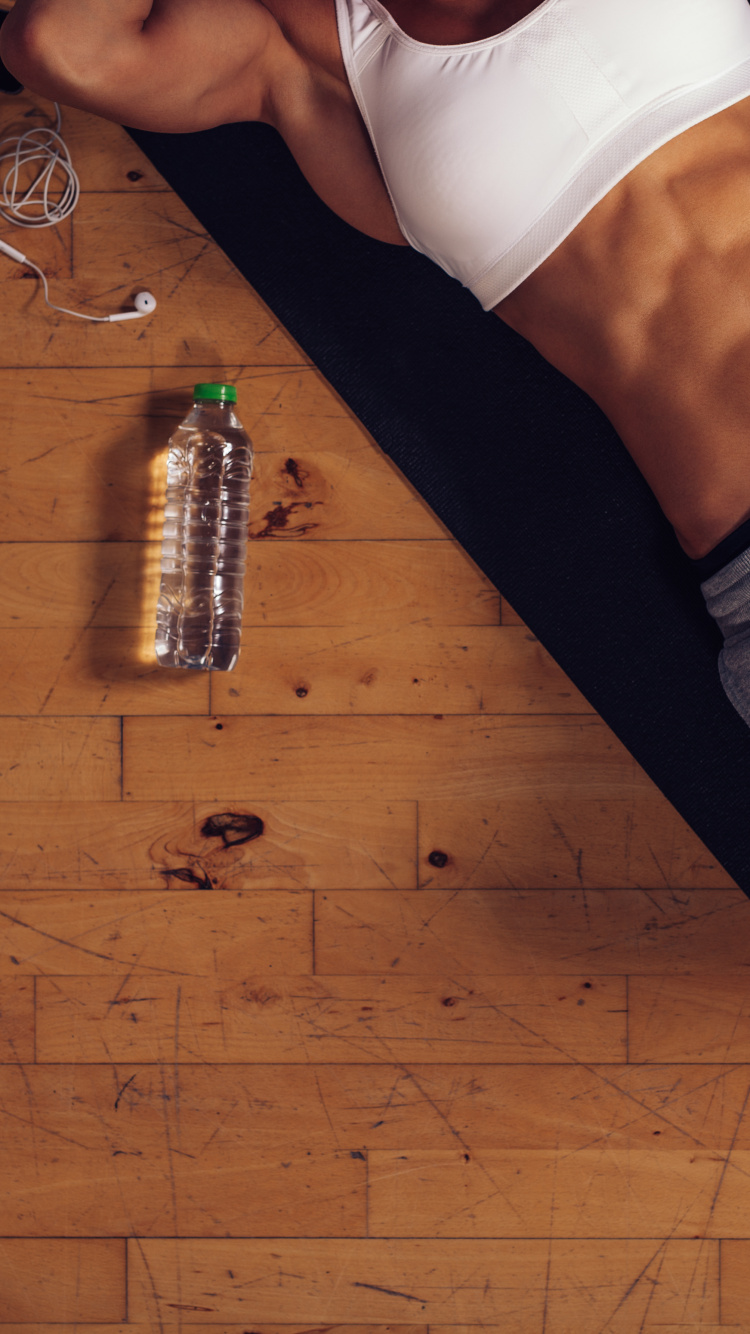 Person in Weißem Tanktop Und Schwarzen Shorts. Wallpaper in 750x1334 Resolution