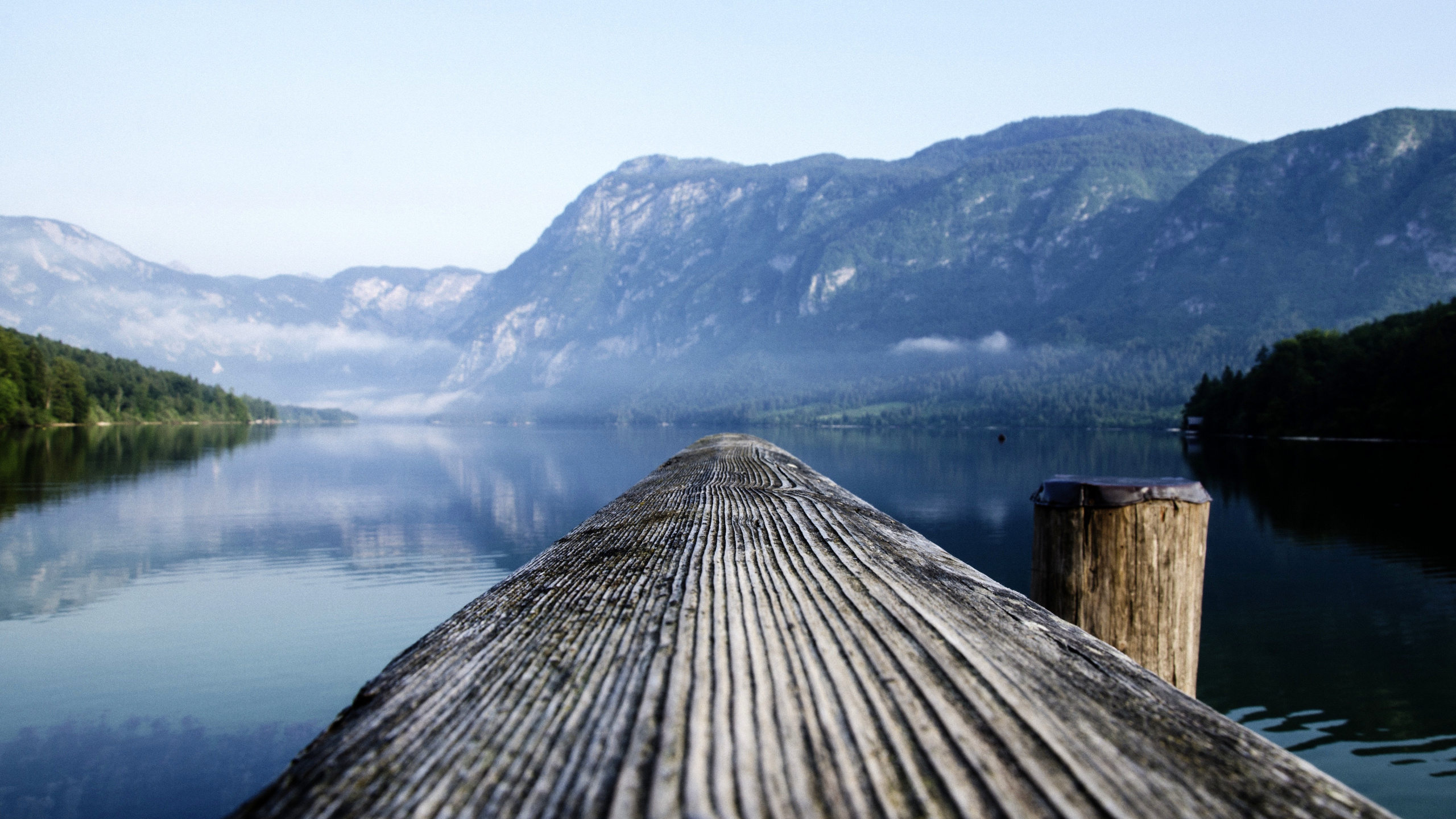 Brown Wooden Dock Near Lake During Daytime. Wallpaper in 2560x1440 Resolution
