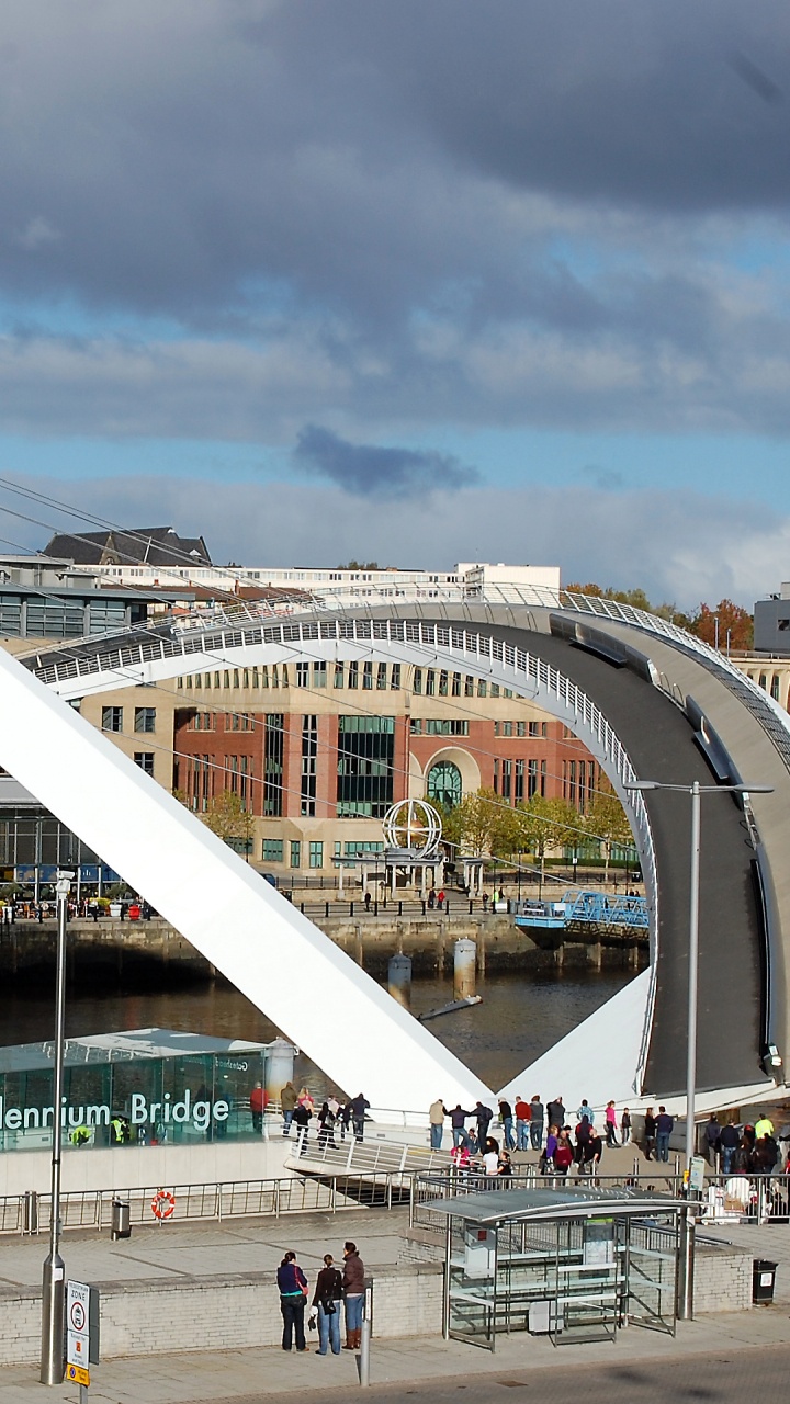 Leute, Die Tagsüber Auf Der Weißen Brücke Laufen. Wallpaper in 720x1280 Resolution