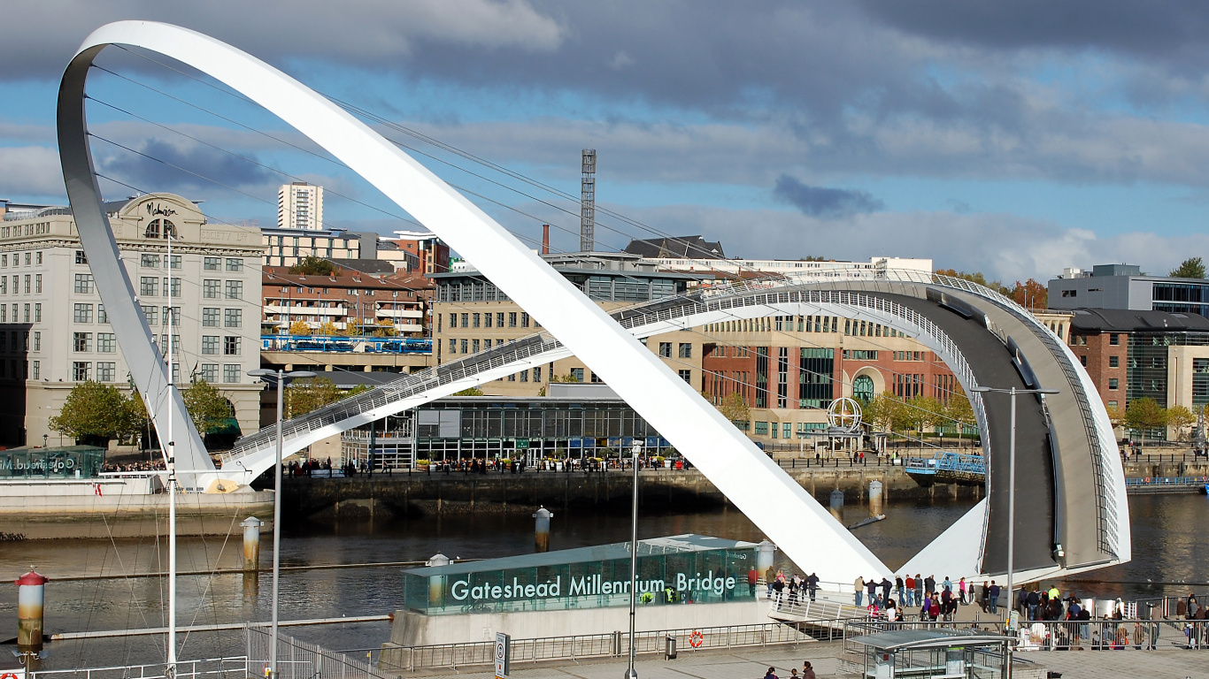 Gente Caminando Sobre el Puente Blanco Durante el Día. Wallpaper in 1366x768 Resolution