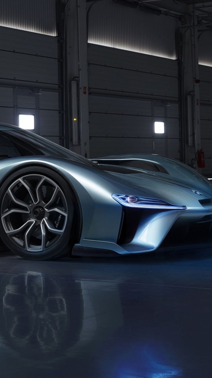 Coupé D'argent Garé Dans un Garage. Wallpaper in 720x1280 Resolution