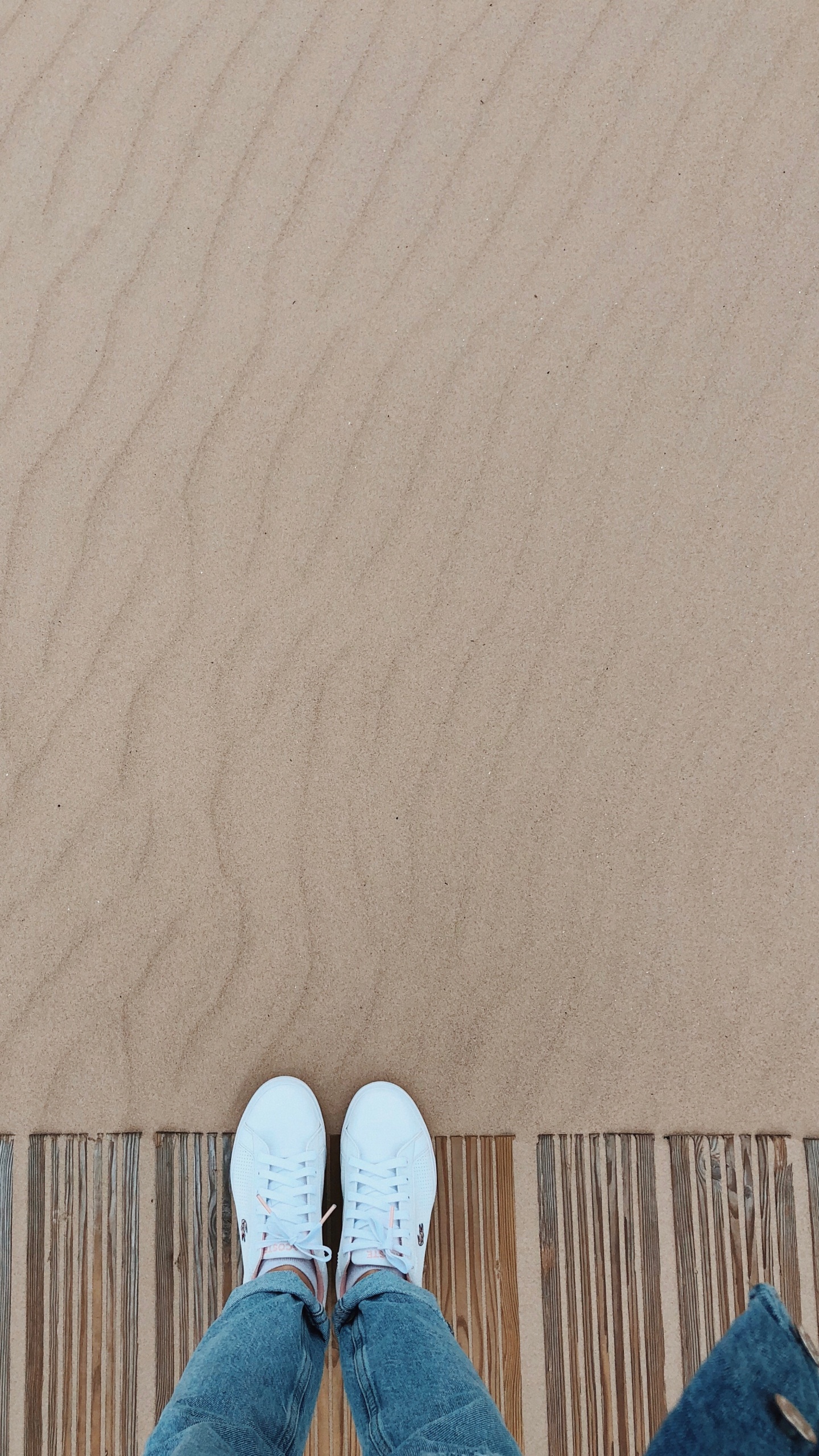 Sand, Bein, Brown, Natürlichen Umgebung, Jeans. Wallpaper in 1440x2560 Resolution