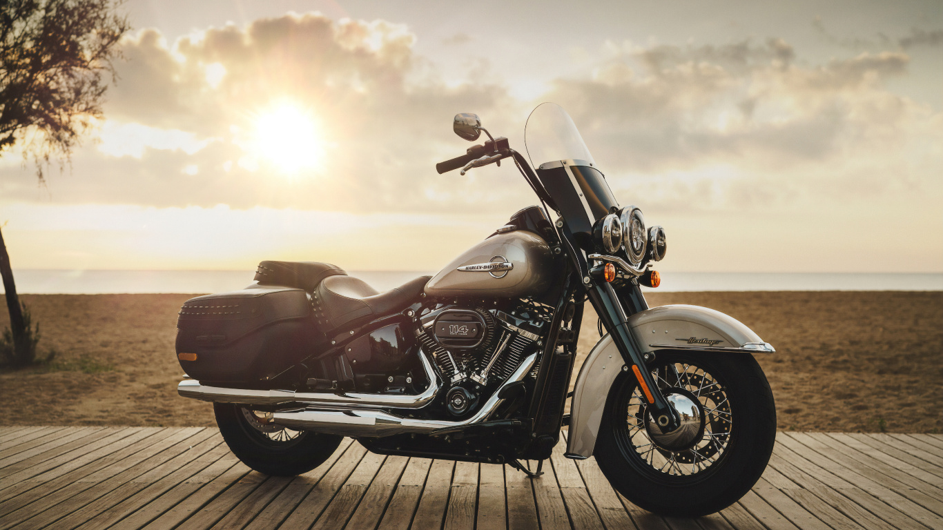 Graustufenfoto Von Schwarz-silbernem Cruiser-Motorrad. Wallpaper in 1366x768 Resolution