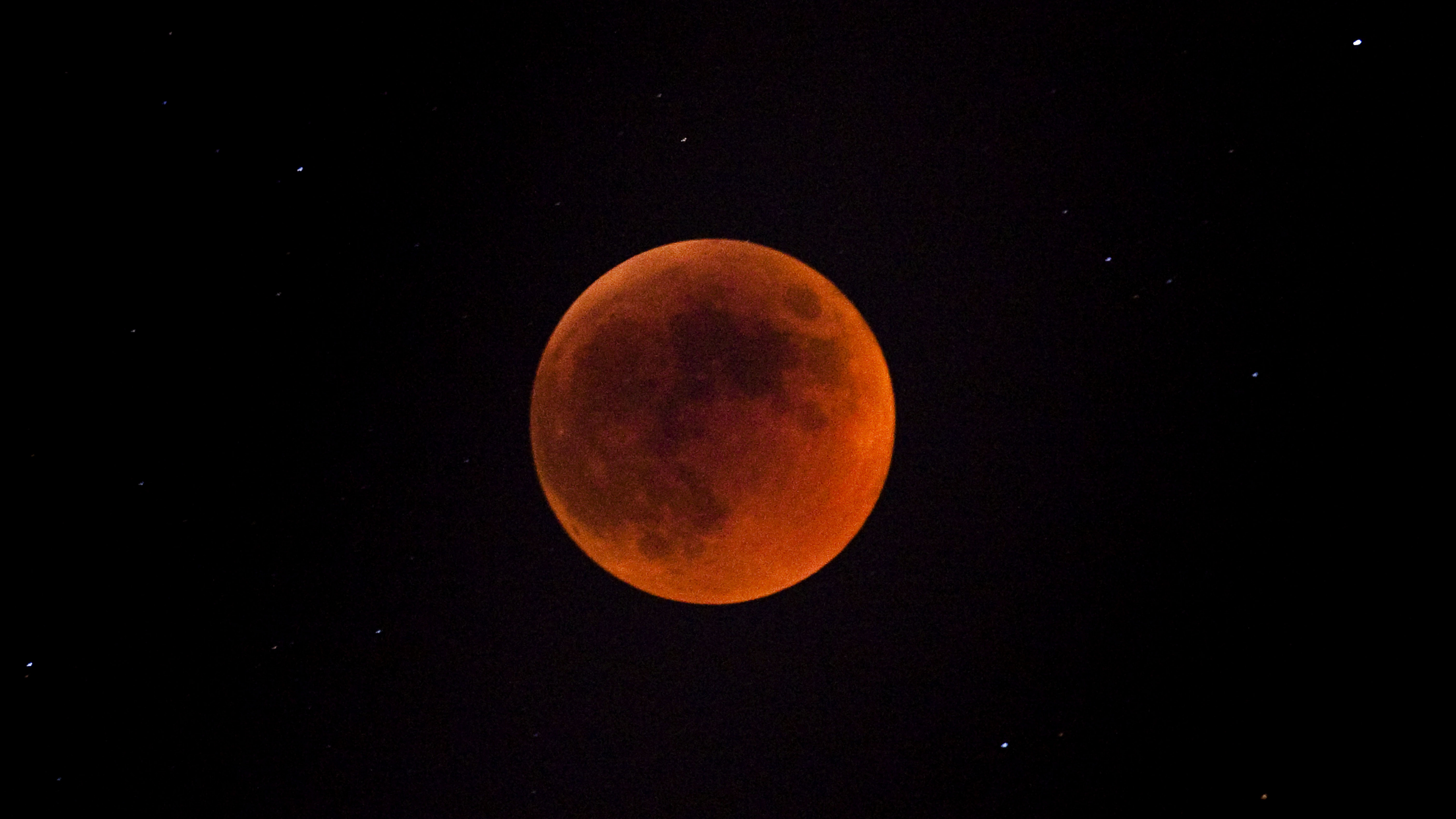 Fondos de Pantalla Luna Naranja en el Cielo 4K Ultra HD Gratis
