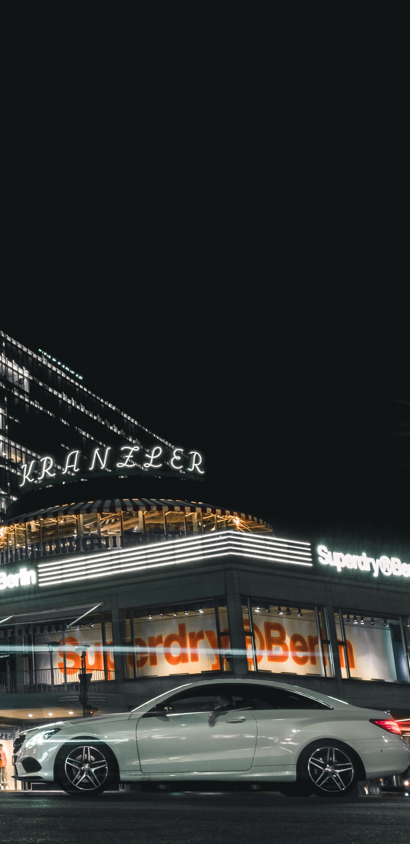 Sedán Blanco en la Carretera Durante la Noche. Wallpaper in 1440x2960 Resolution