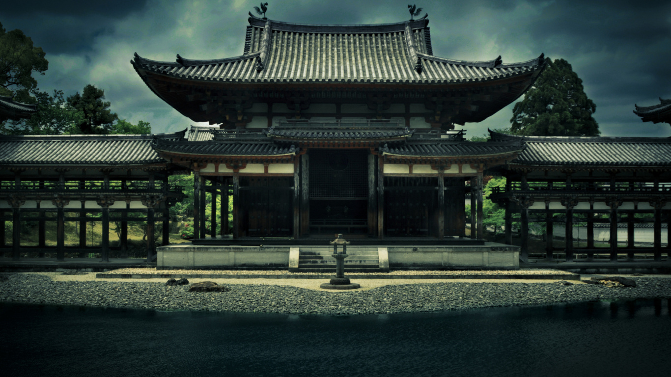 Temple Brun et Noir Près D'un Plan D'eau Pendant la Journée. Wallpaper in 1366x768 Resolution