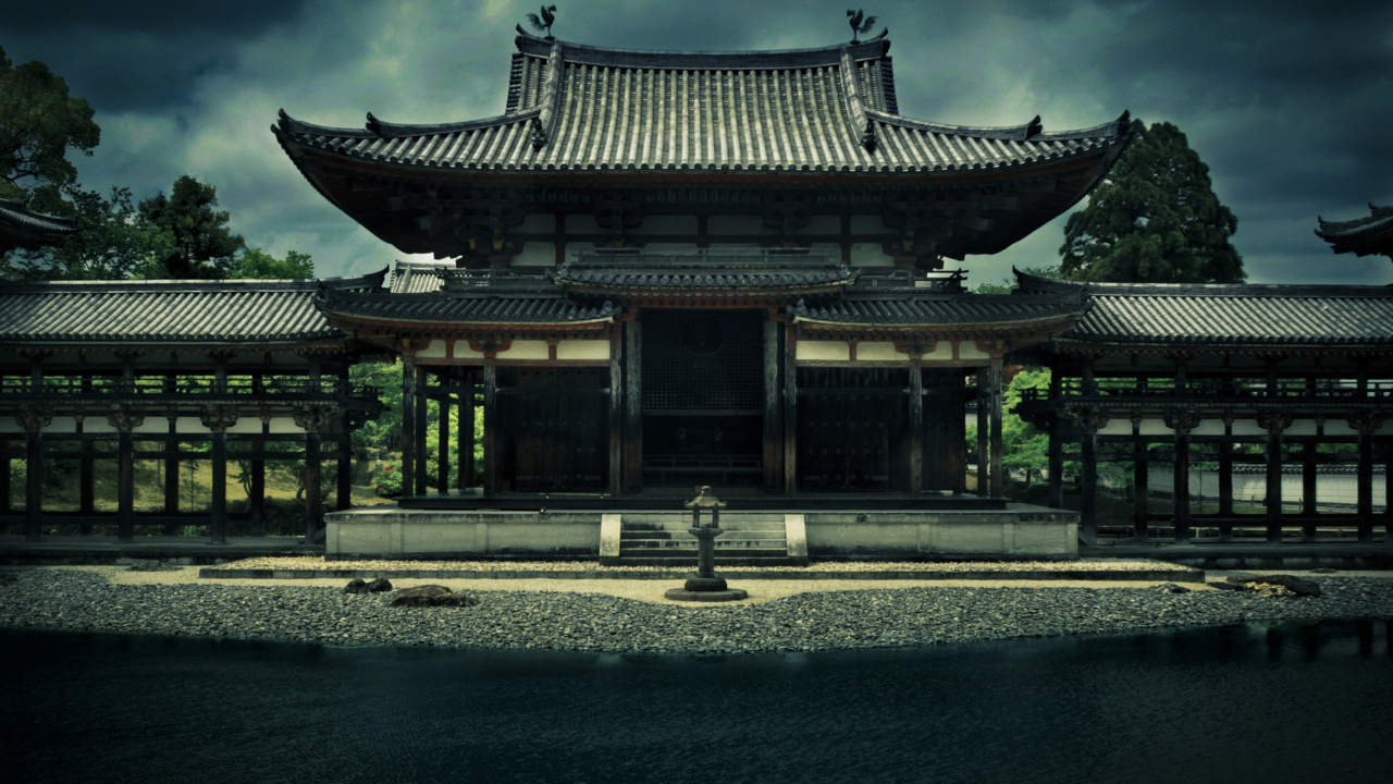 Templo Marrón y Negro Cerca Del Cuerpo de Agua Durante el Día. Wallpaper in 1280x720 Resolution