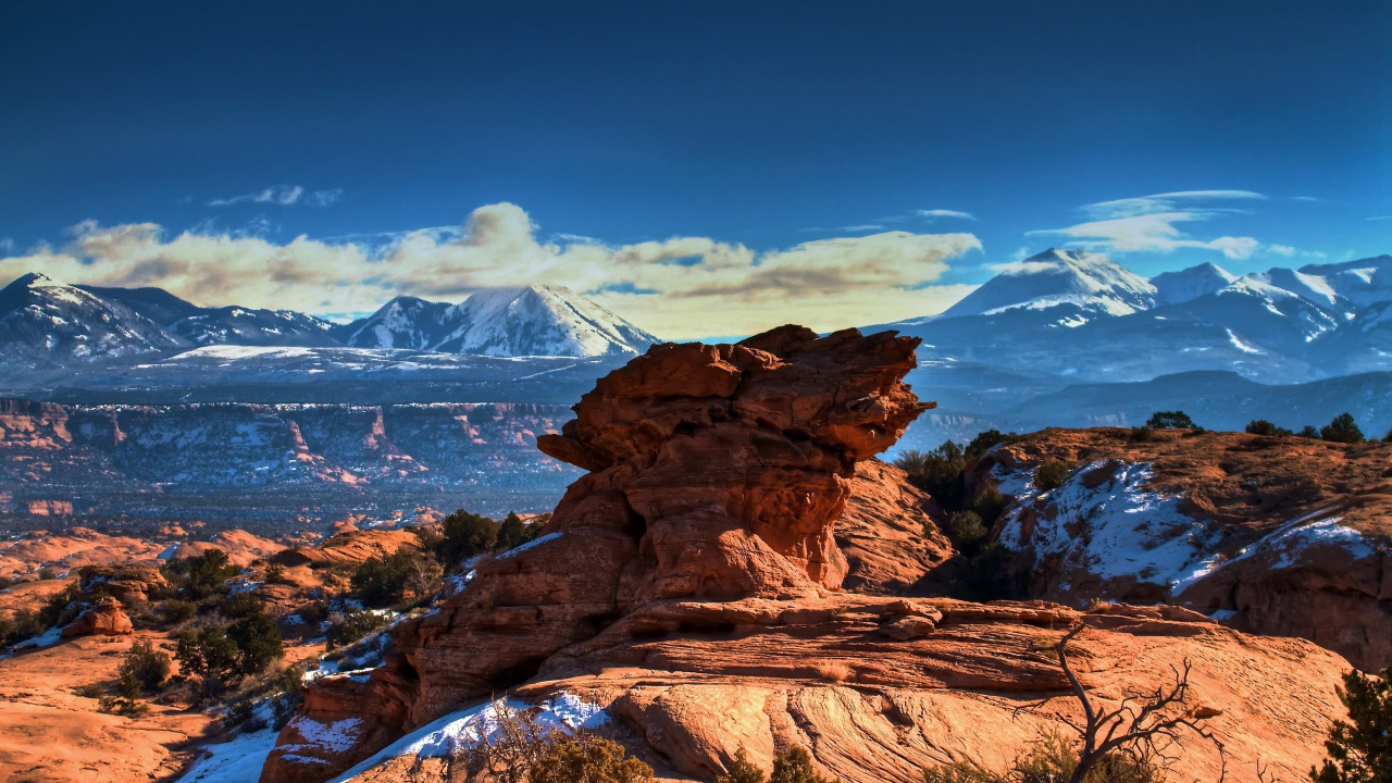 Brown Rocky Mountain Under Blue Sky During Daytime. Wallpaper in 1280x720 Resolution