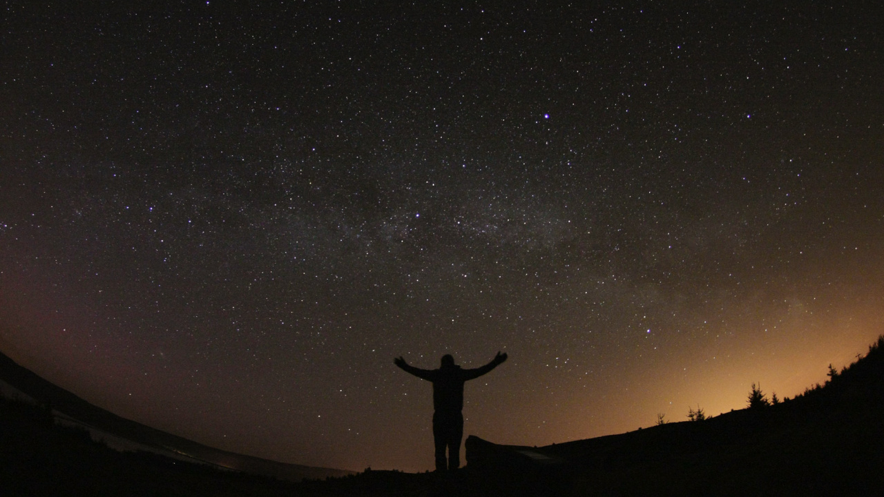 Silhouette de Personne Debout Sur la Colline Sous la Nuit Étoilée. Wallpaper in 1280x720 Resolution