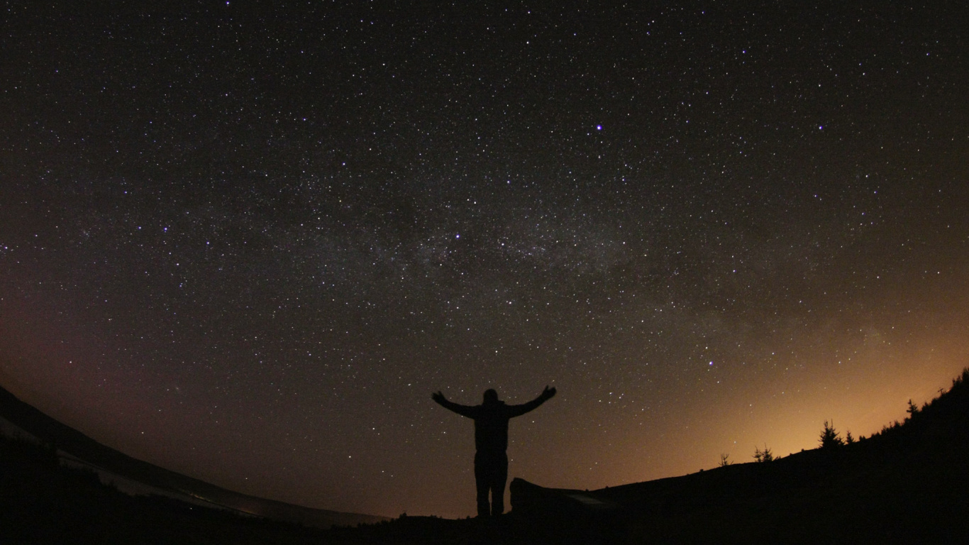 Silhouette de Personne Debout Sur la Colline Sous la Nuit Étoilée. Wallpaper in 1366x768 Resolution