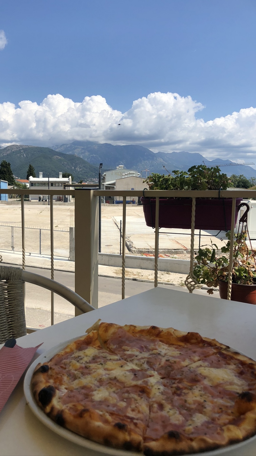 Aliment, Pizza, Cuisine, Plat, Table. Wallpaper in 1080x1920 Resolution