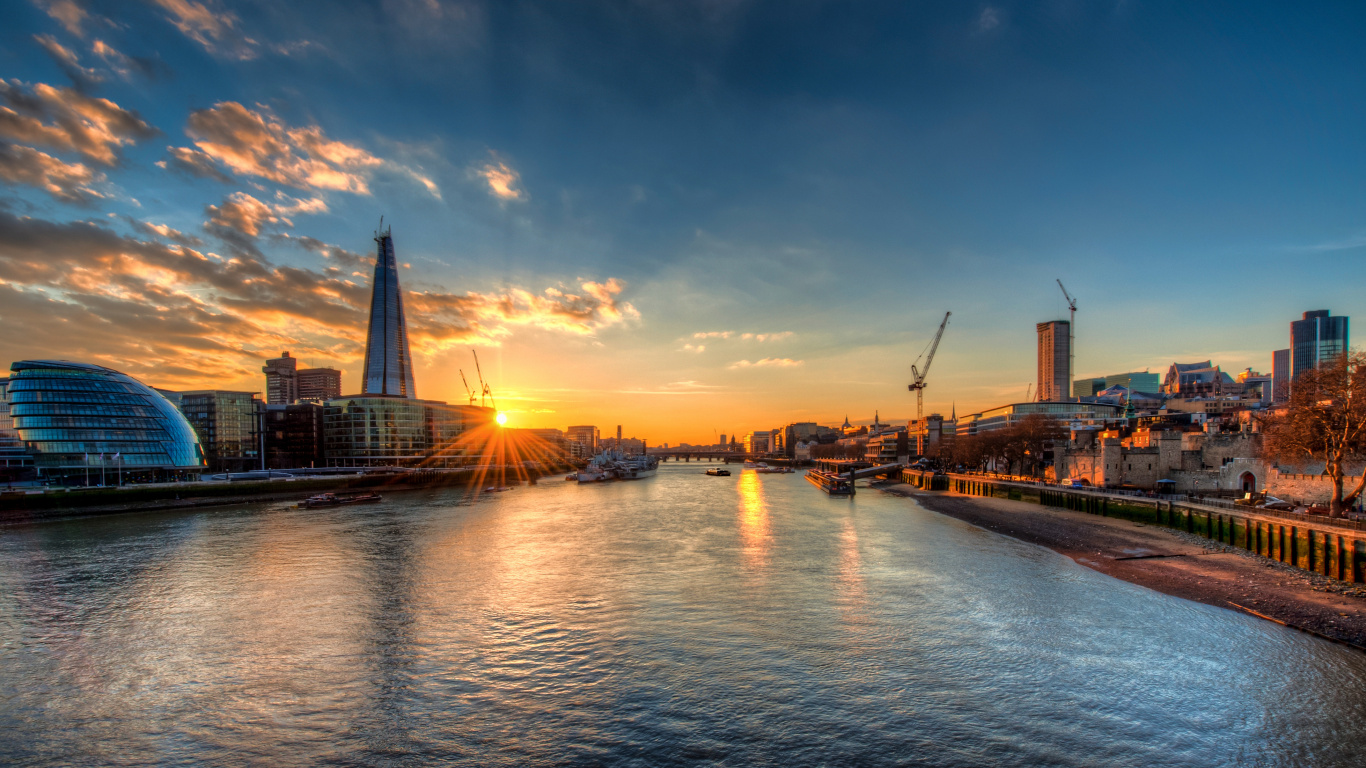 Cuerpo de Agua Cerca de Los Edificios de la Ciudad Durante la Puesta de Sol. Wallpaper in 1366x768 Resolution