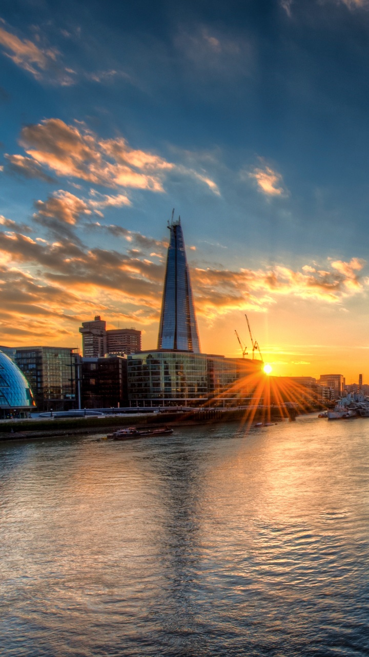 Cuerpo de Agua Cerca de Los Edificios de la Ciudad Durante la Puesta de Sol. Wallpaper in 720x1280 Resolution