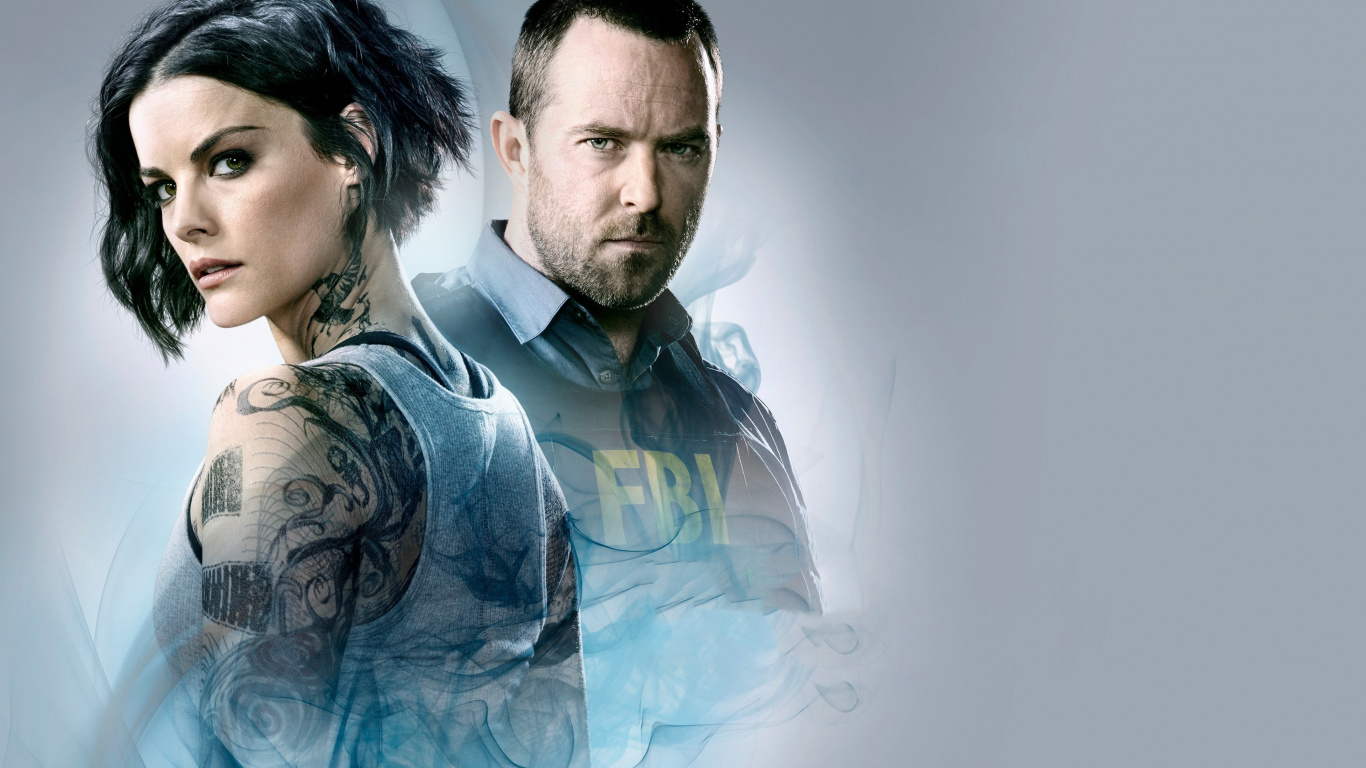 Hombre en Camisa Azul y Negra. Wallpaper in 1366x768 Resolution