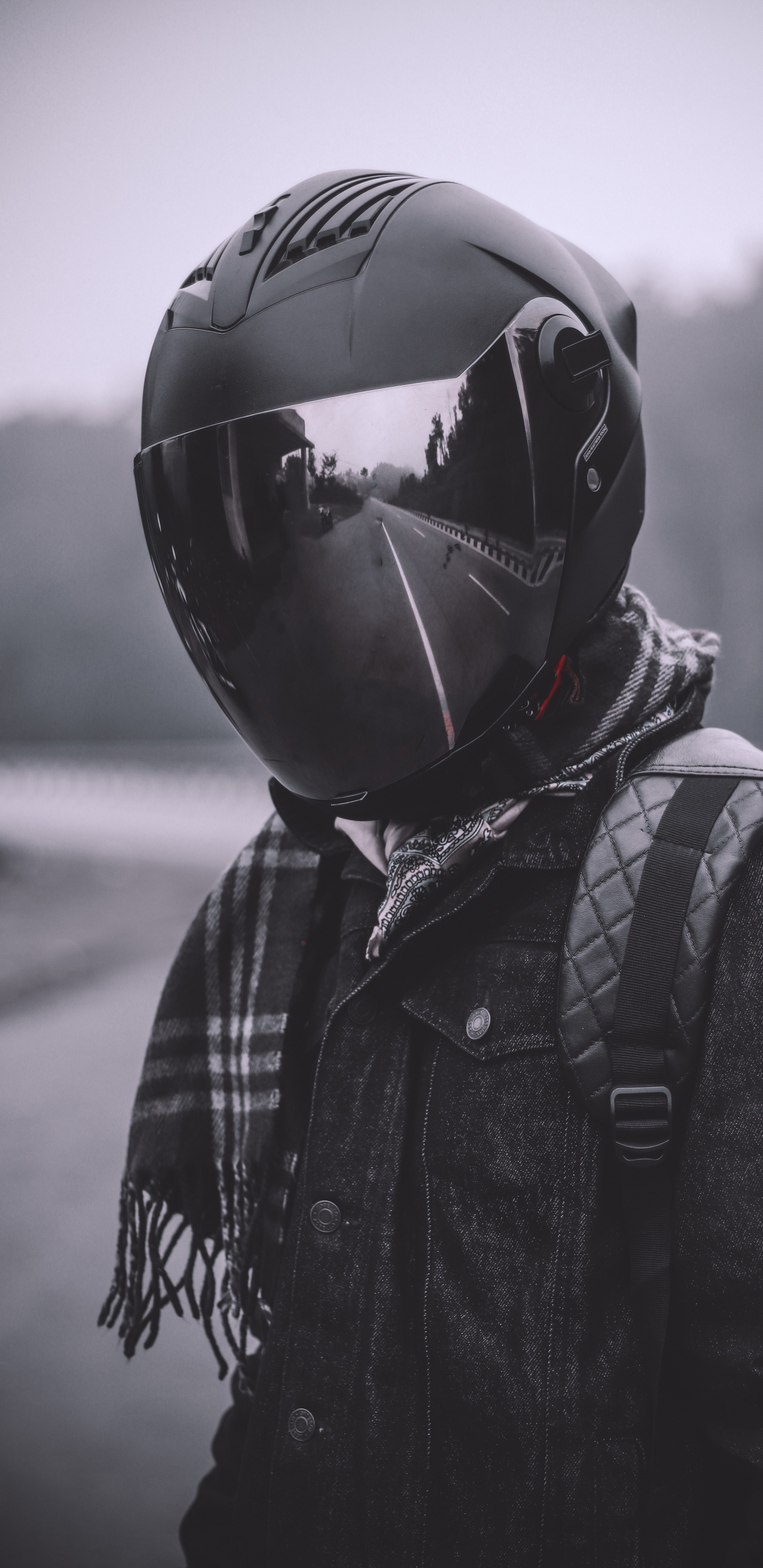 Persona en Chaqueta Blanco y Negro Con Casco Negro. Wallpaper in 1440x2960 Resolution