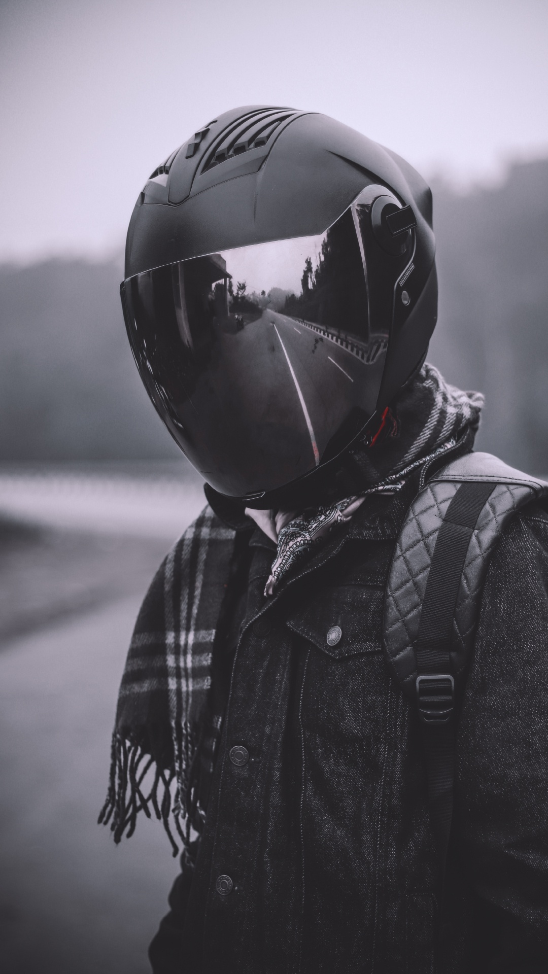 Personne en Veste Noire et Blanche Portant un Casque Noir. Wallpaper in 1080x1920 Resolution