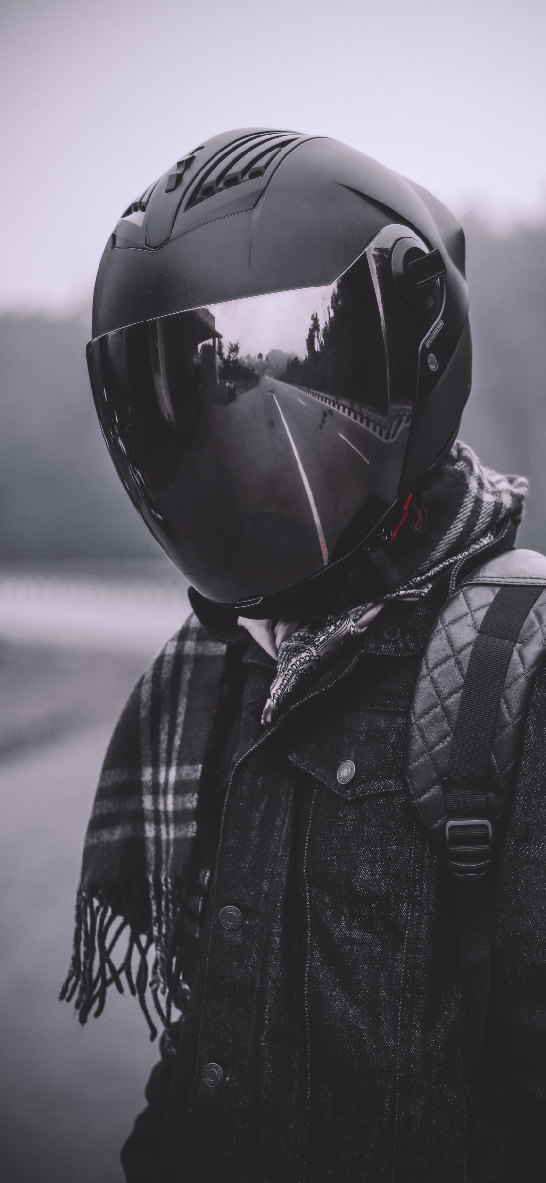 Personne en Veste Noire et Blanche Portant un Casque Noir. Wallpaper in 1125x2436 Resolution