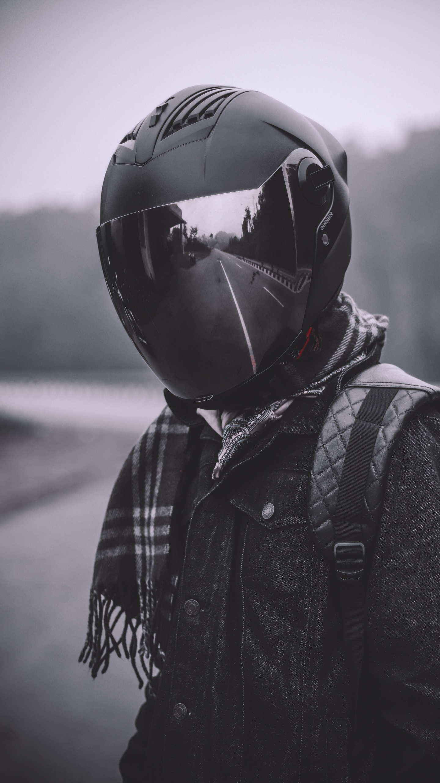 Personne en Veste Noire et Blanche Portant un Casque Noir. Wallpaper in 1440x2560 Resolution