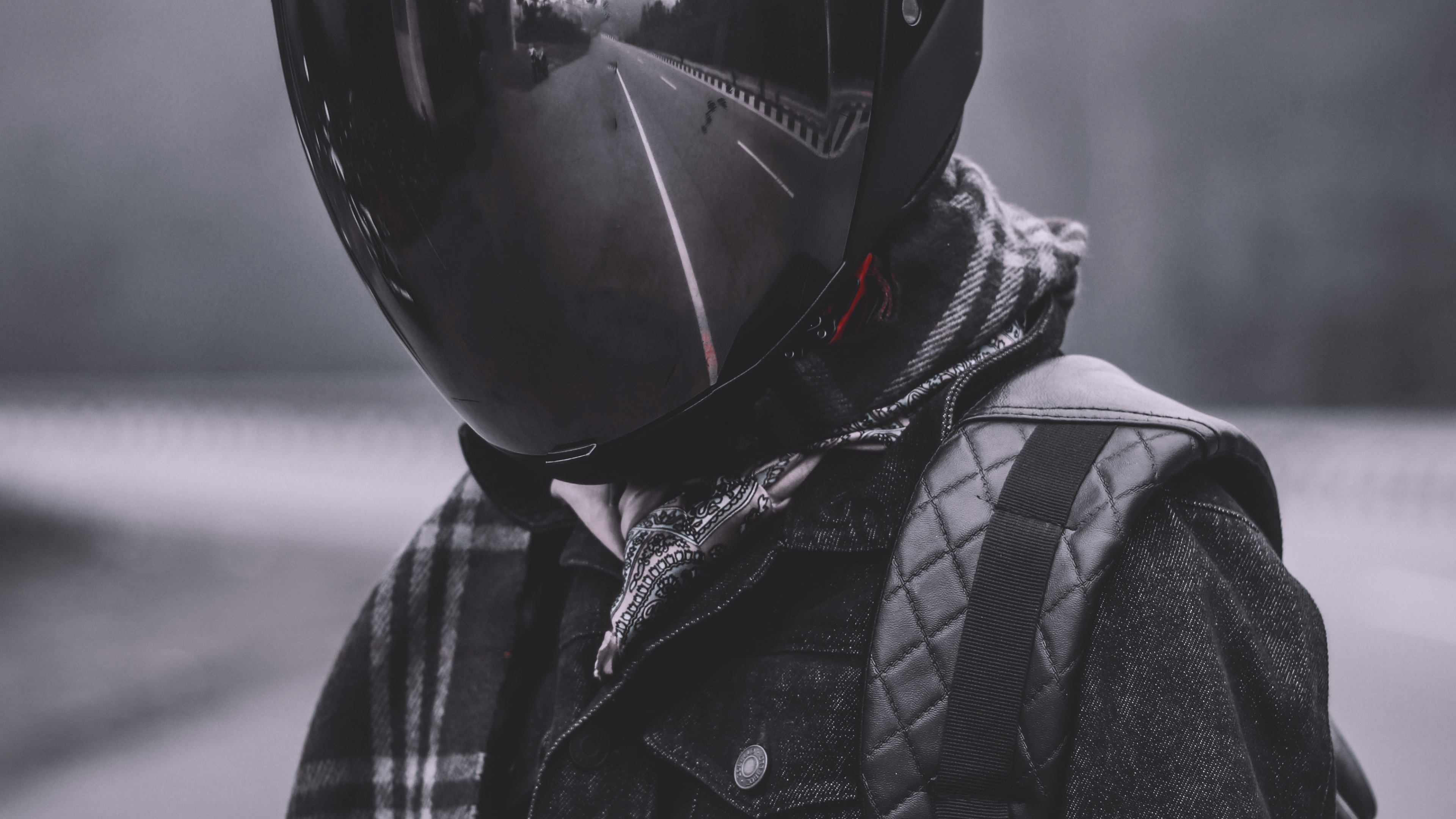 Personne en Veste Noire et Blanche Portant un Casque Noir. Wallpaper in 3840x2160 Resolution