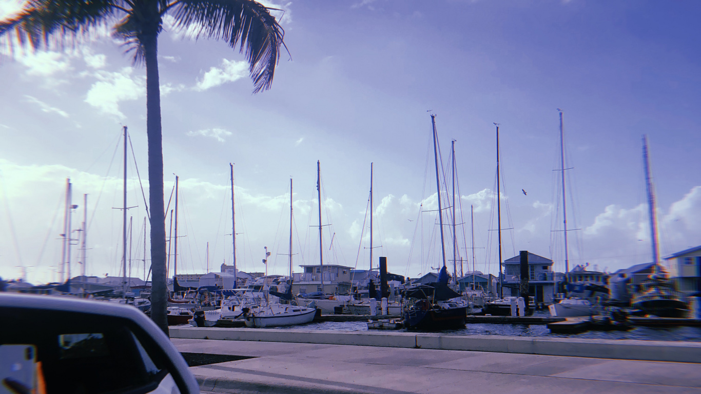 König, Kfz-Spiegel, Road, Infrastruktur, Cloud. Wallpaper in 1366x768 Resolution