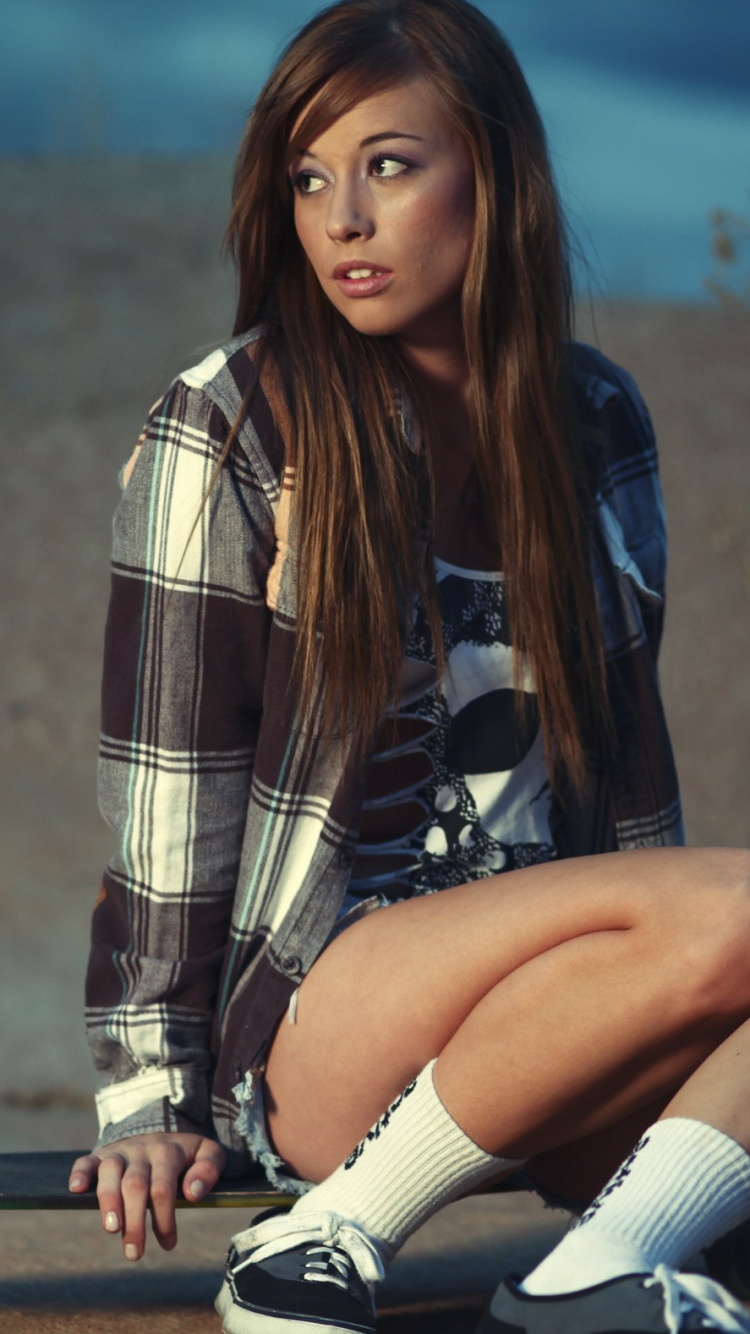 Beauté, Les Cheveux Longs, Skateboard, Roulettes, Roller. Wallpaper in 750x1334 Resolution