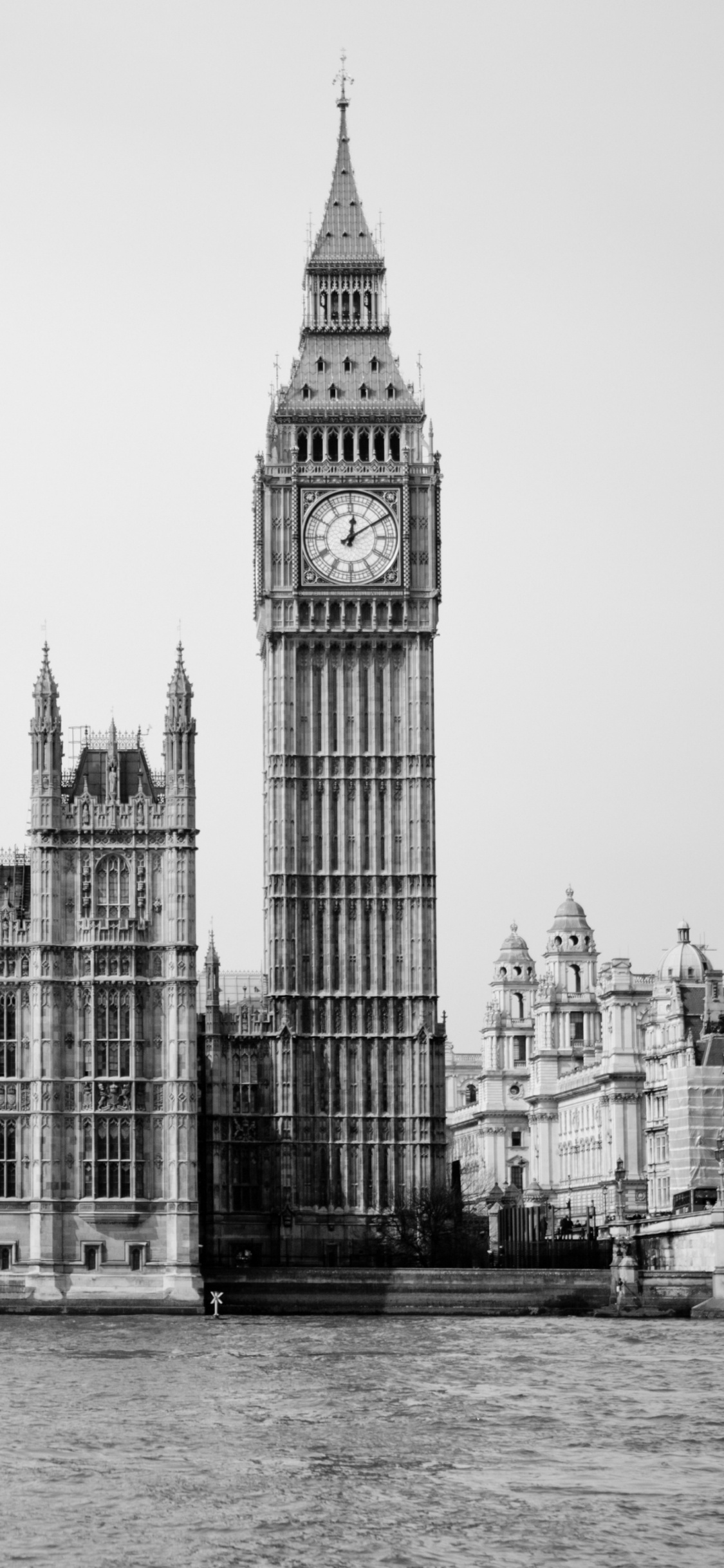 Photo en Niveaux de Gris D'un Bâtiment en Béton Près D'un Plan D'eau. Wallpaper in 1125x2436 Resolution