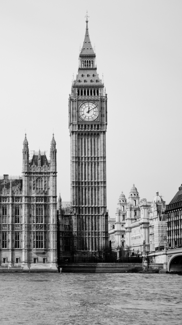 Photo en Niveaux de Gris D'un Bâtiment en Béton Près D'un Plan D'eau. Wallpaper in 750x1334 Resolution