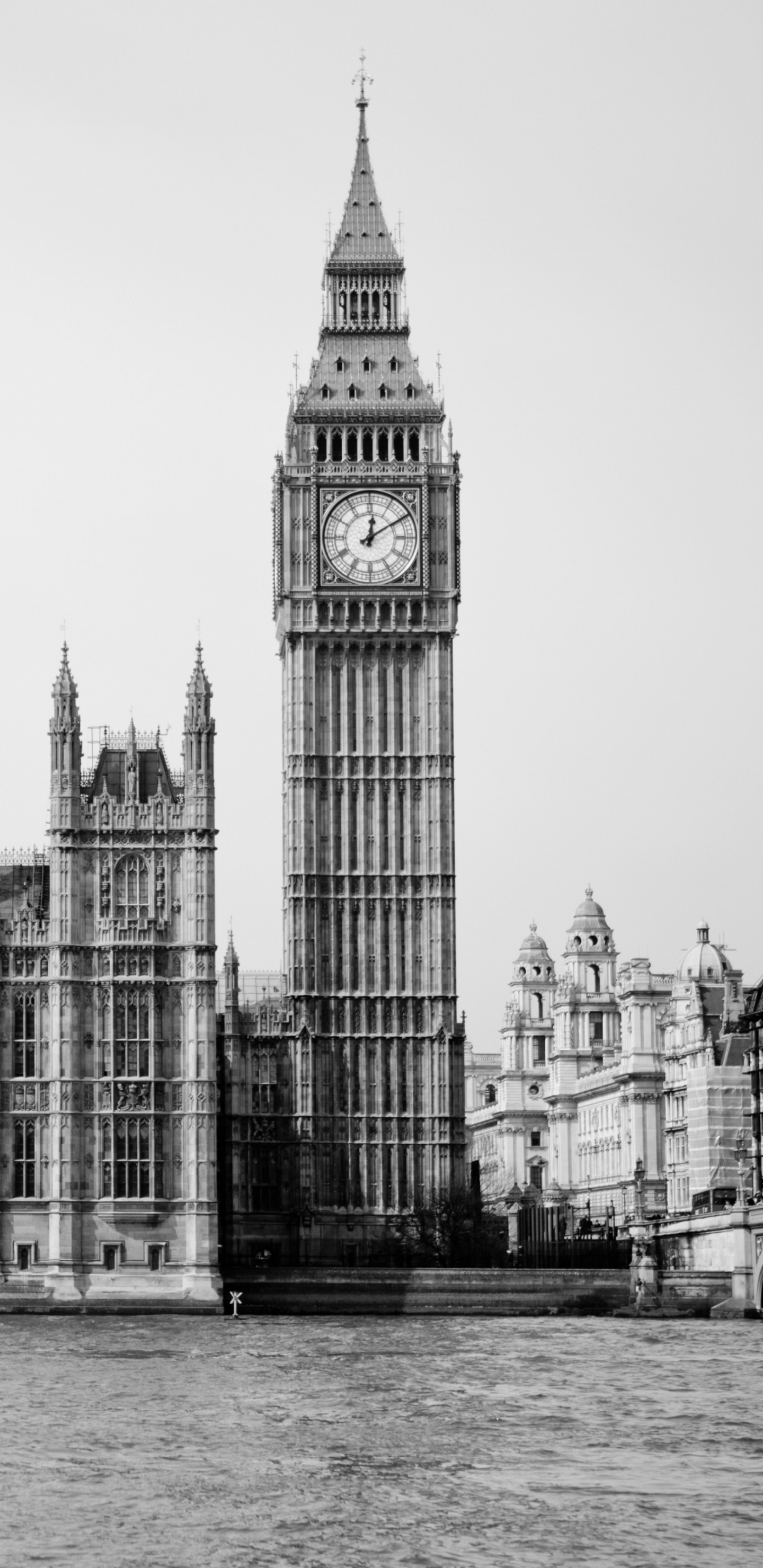 Graustufenfoto Eines Betongebäudes in Der Nähe Eines Gewässers. Wallpaper in 1440x2960 Resolution