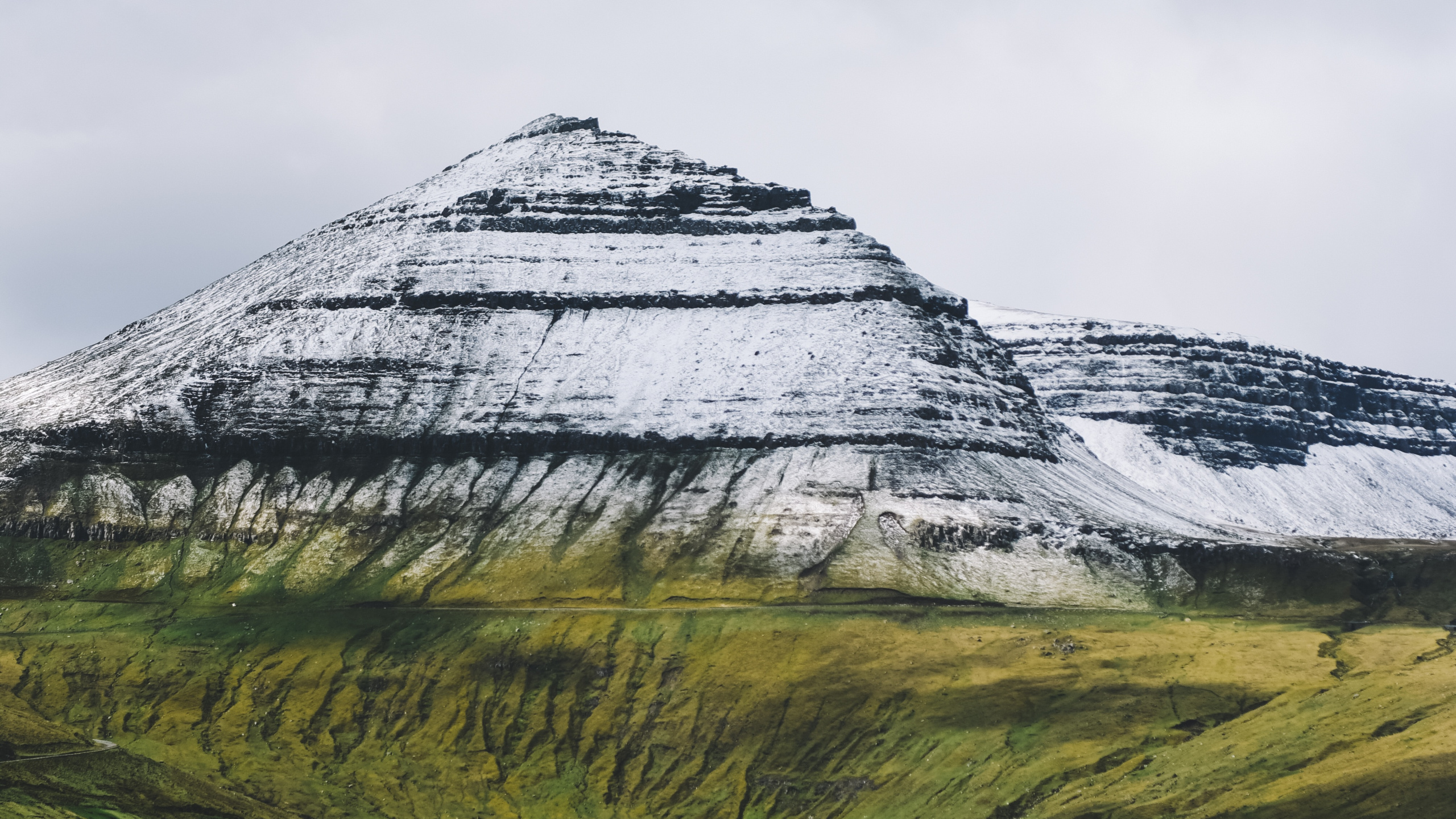 Highland, Mountainous Landforms, Mountain, Fell, Hill. Wallpaper in 2560x1440 Resolution