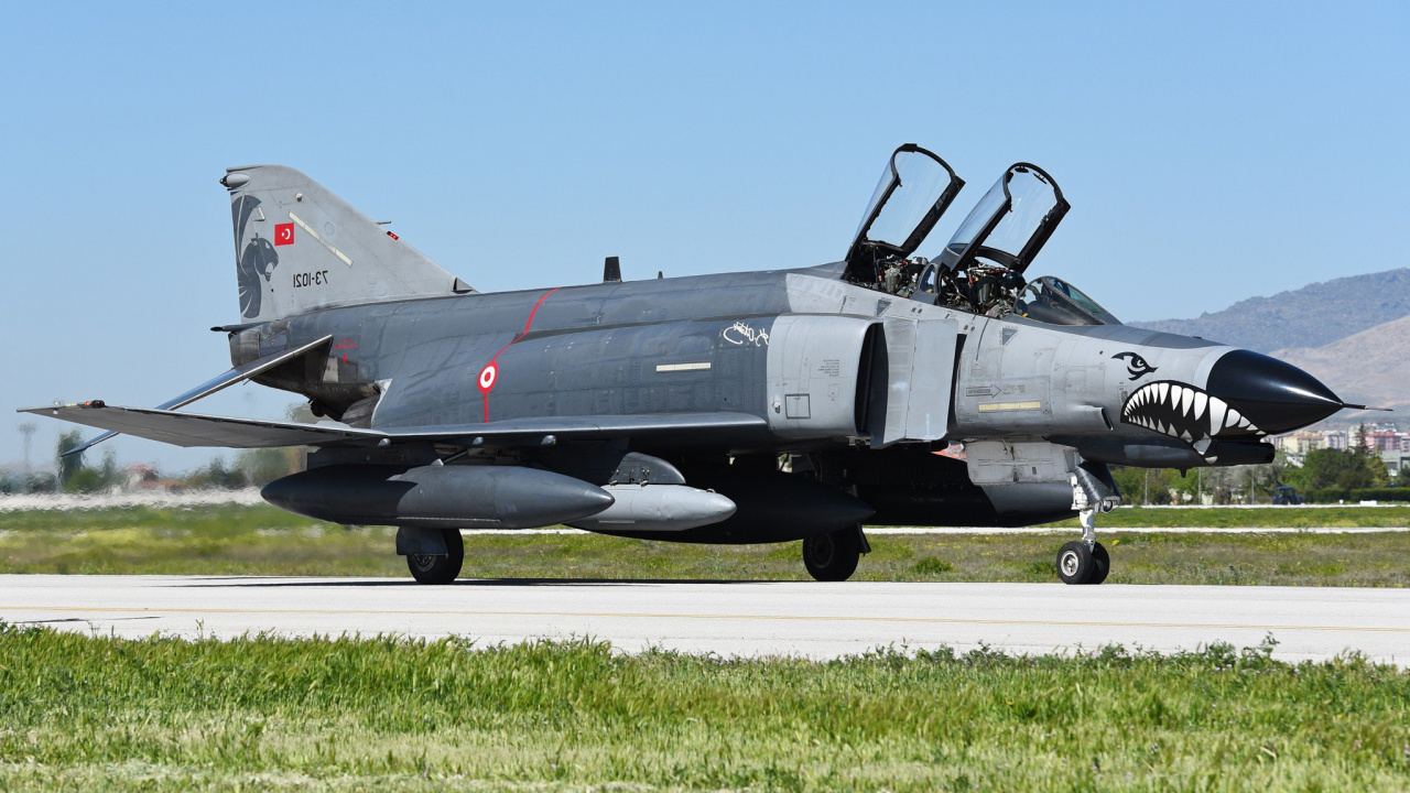 Black Fighter Jet on White Field During Daytime. Wallpaper in 1280x720 Resolution